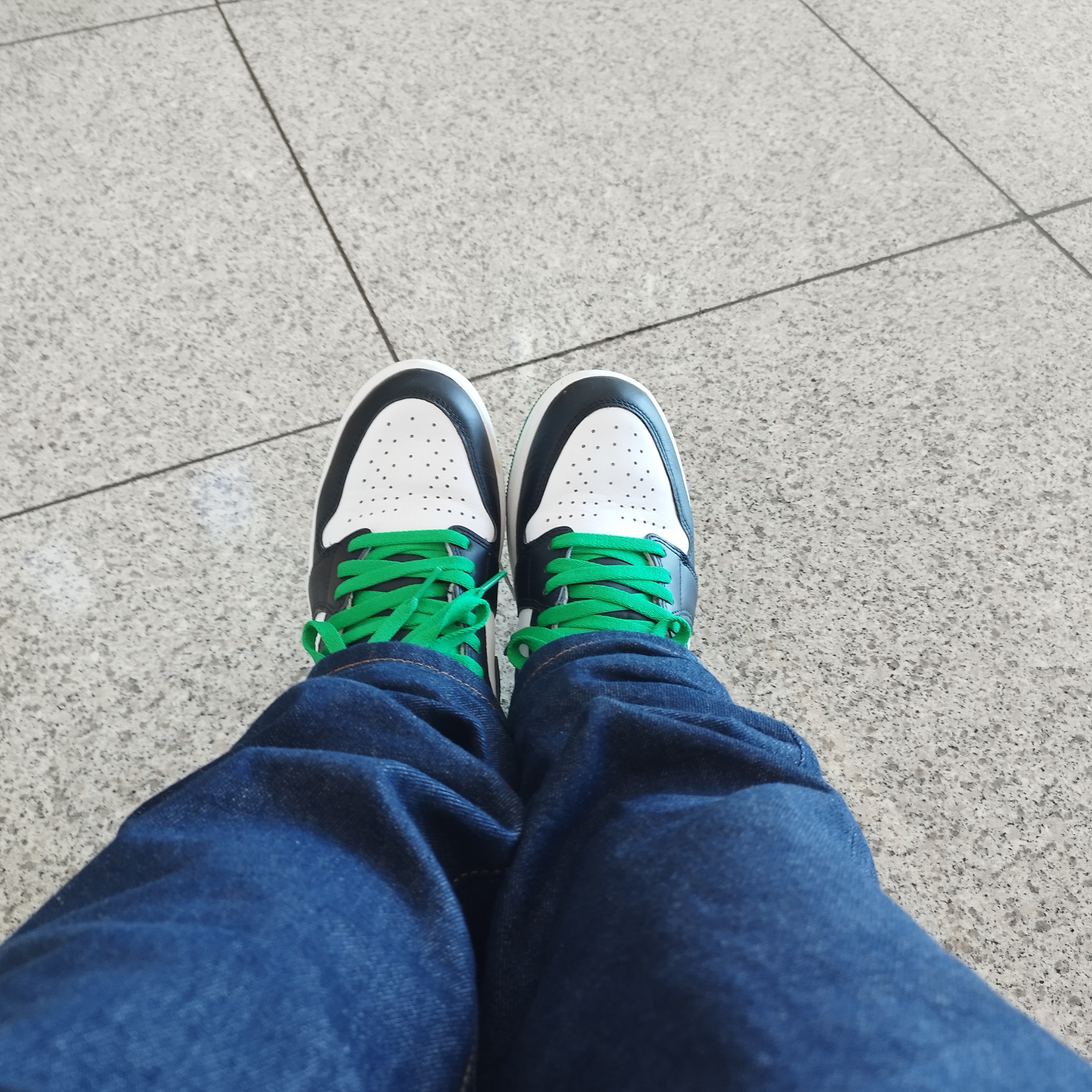 Jordan 1 Retro High OG Black and Lucky Green 착용 스타일