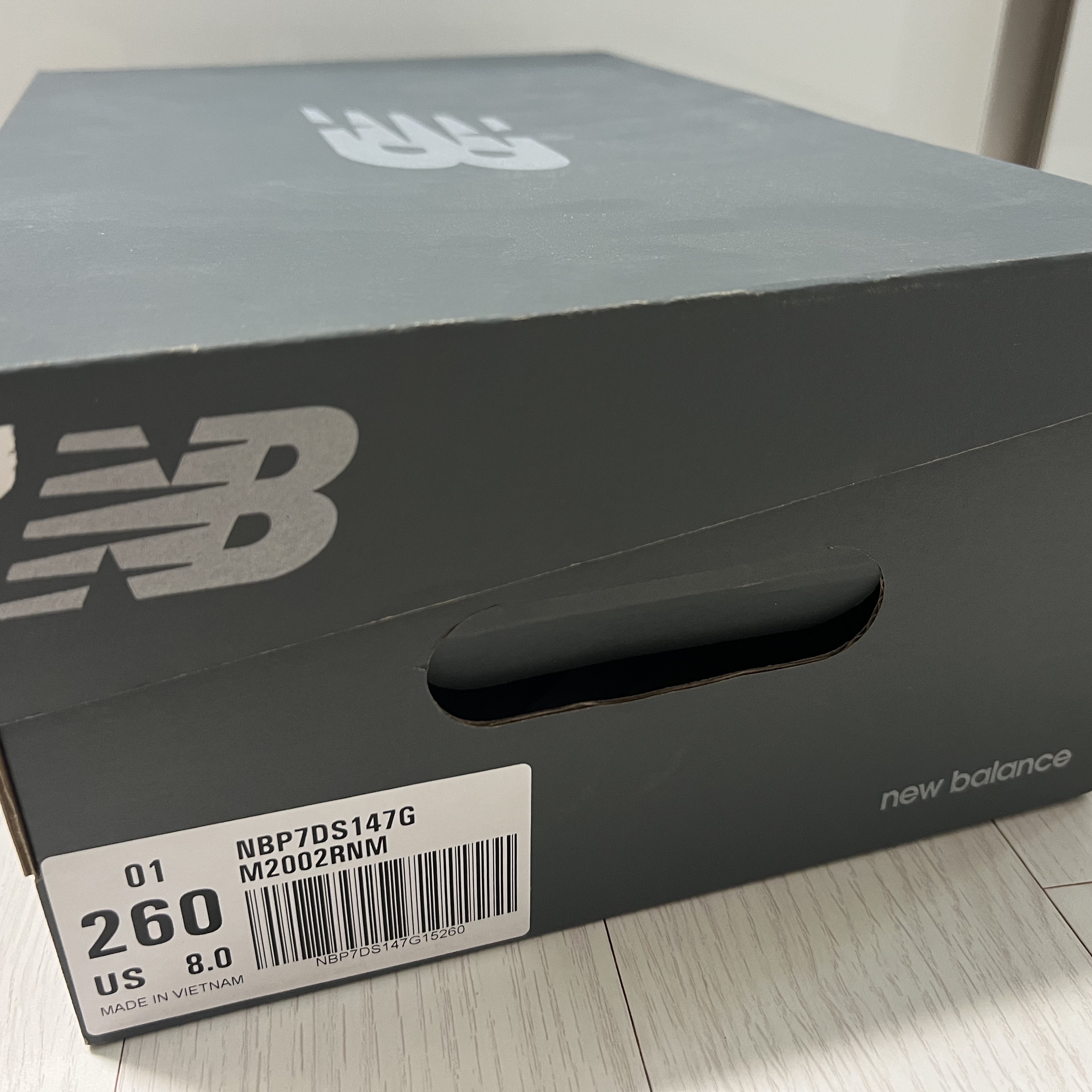 New Balance 2002R Premium Vintage Grey 착용 스타일 - 2