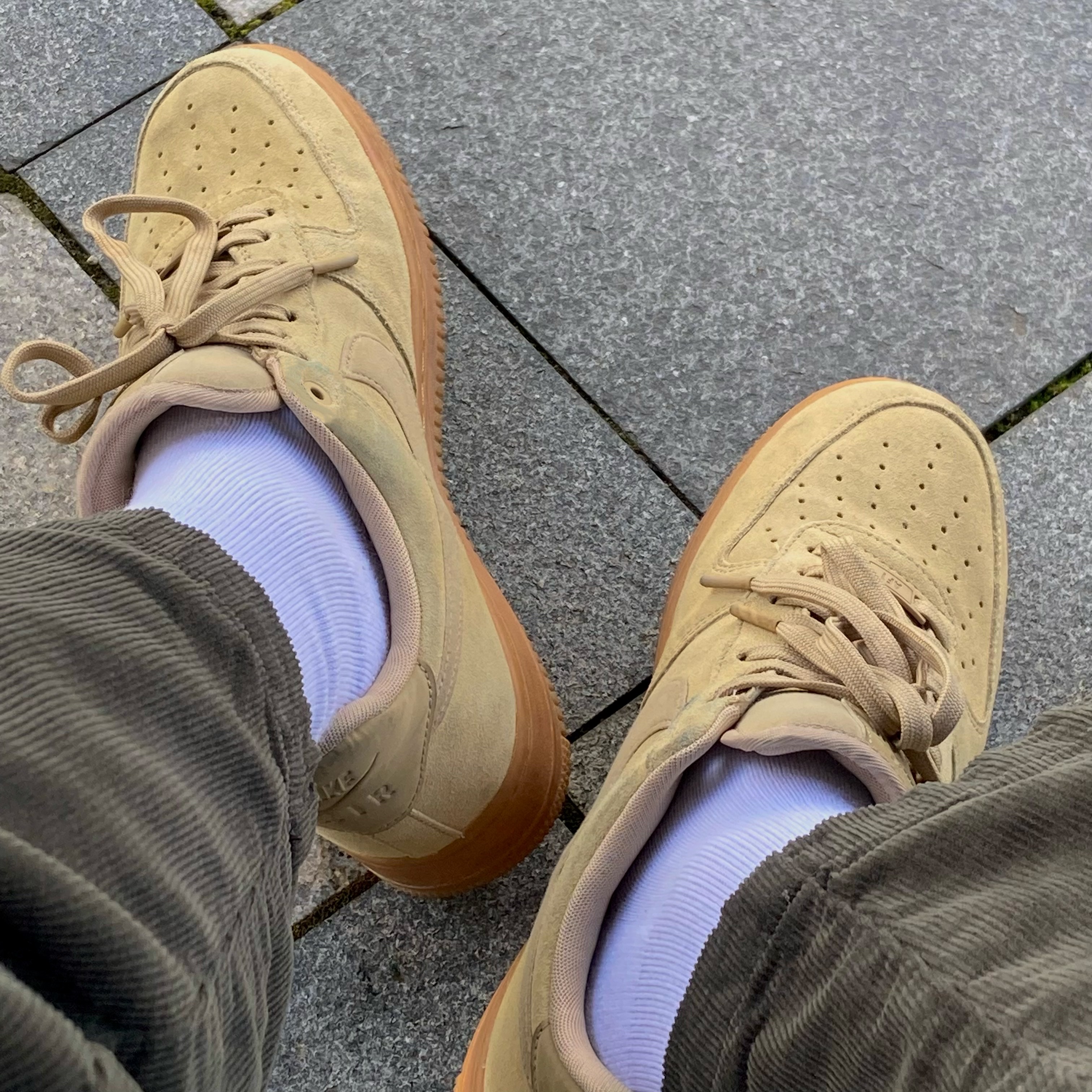 Nike Air Force 1 '07 LV8 Suede Mushroom 착용 스타일