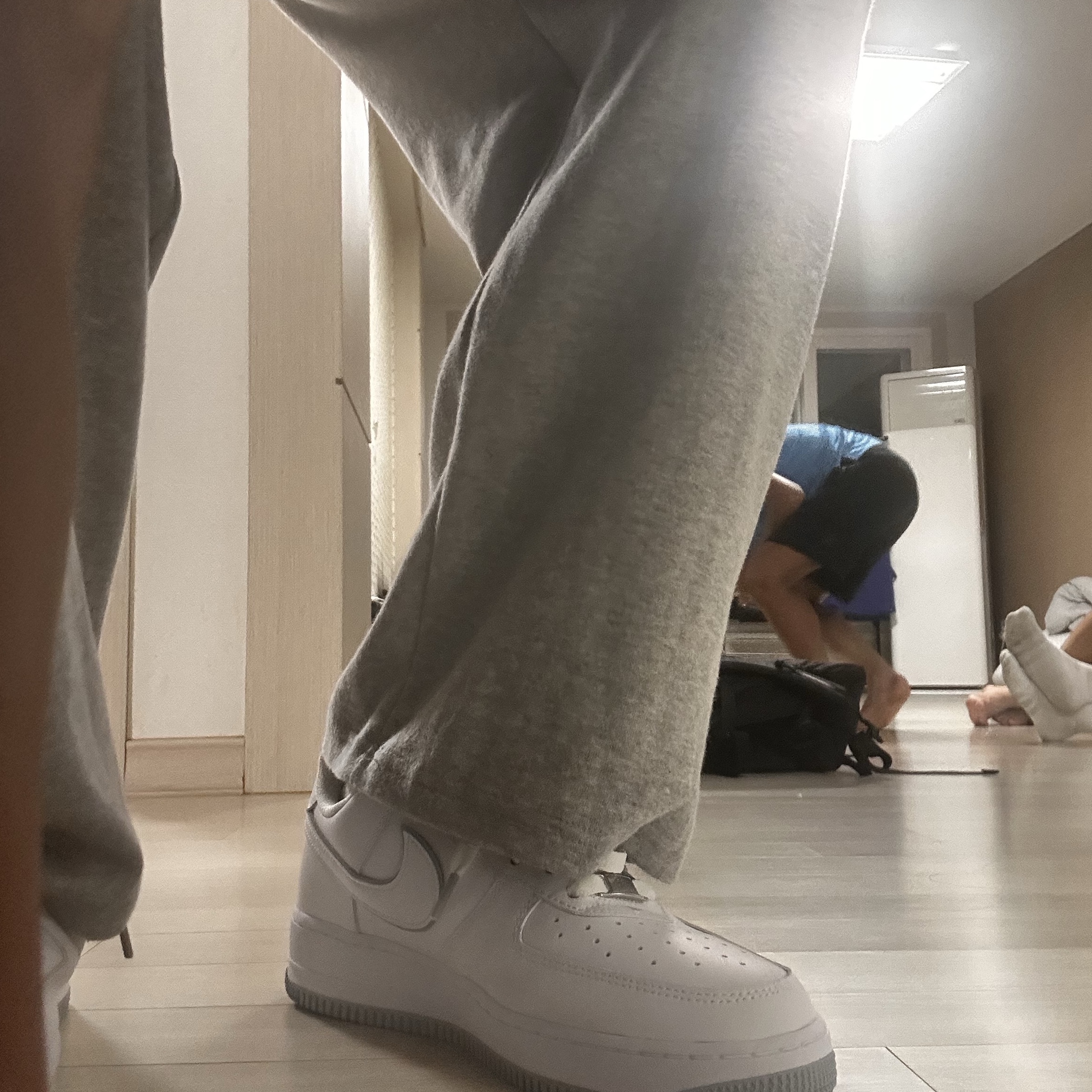 Nike Air Force 1 '07 White Wolf Grey 착용 스타일 - 2