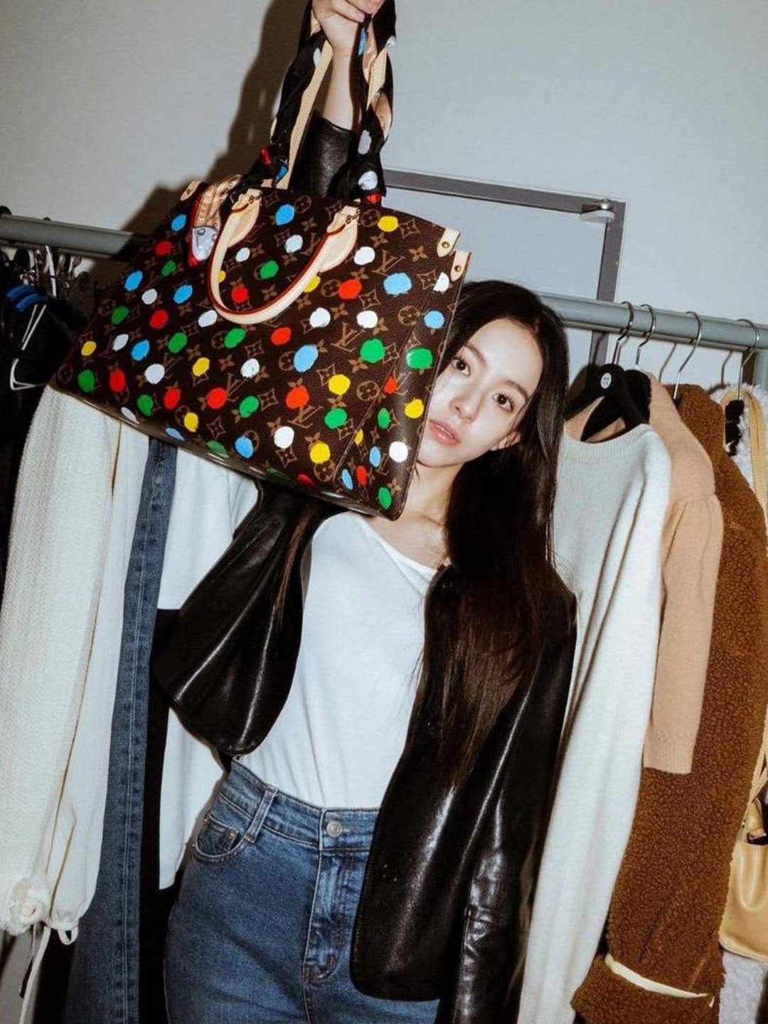 Louis Vuitton x YK Onthego PM Dots Print Monogram, Louis Vuitton x YK Alma BB Red White 착용 스타일 - 2