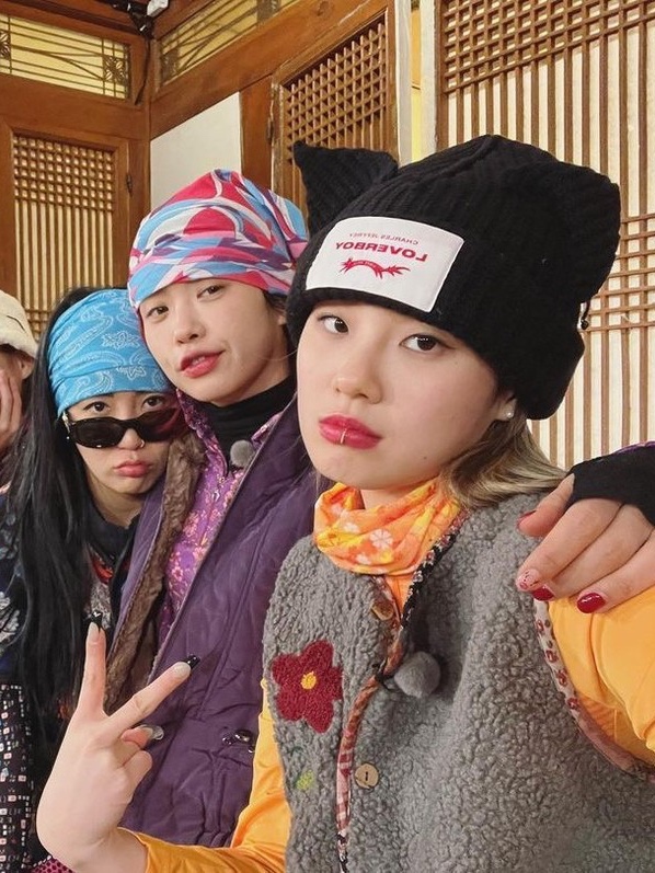 Charles Jeffrey Loverboy Chunky Ears Beanie Blue, Charles Jeffrey Loverboy Chunky Ears Mohair Beanie Red 착용 스타일 - 9