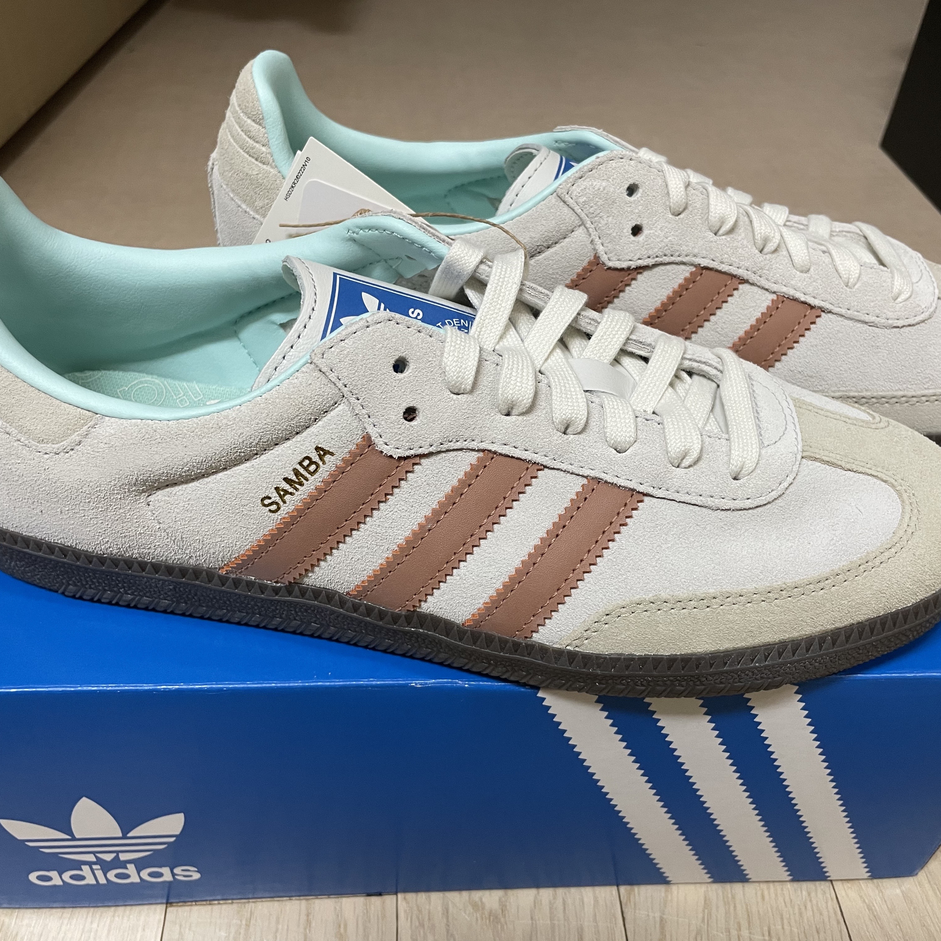 Adidas Samba OG Crystal White Clay Strata 착용 스타일