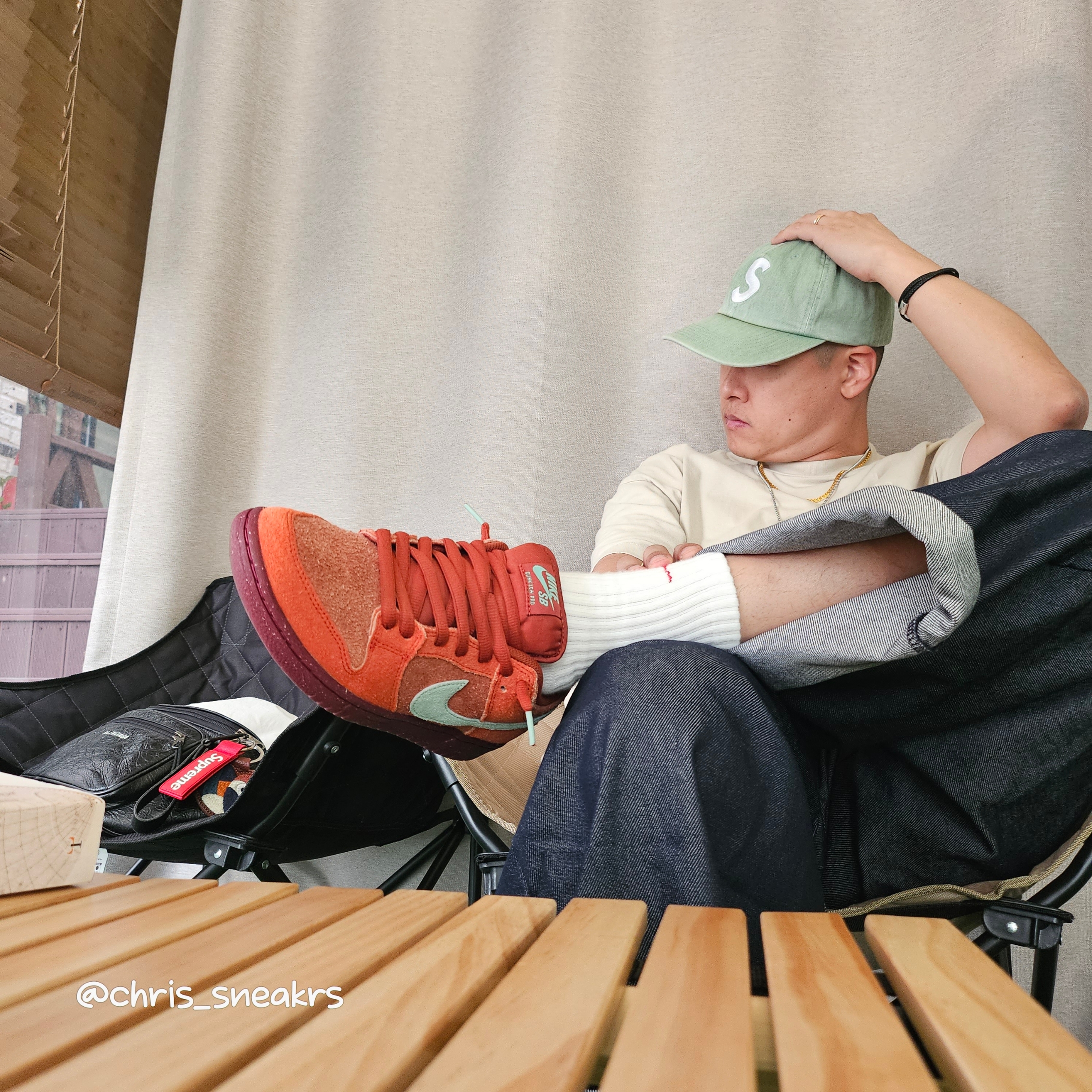 Nike SB Dunk Low Pro Premium Mystic Red and Rosewood, Nike NRG Solo Swoosh Woven Track Jacket Phantom White - US/EU 착용 스타일 - 5