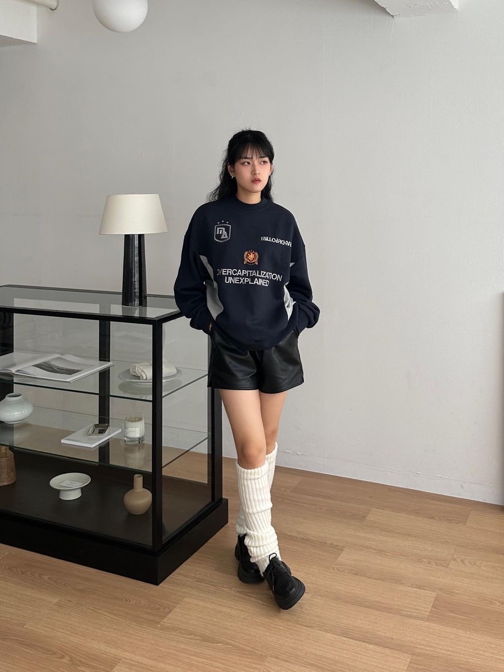 Millo Archive New Capital Crew Neck Navy, Millo Archive New Capital Crew Neck Black 착용 스타일 - 1