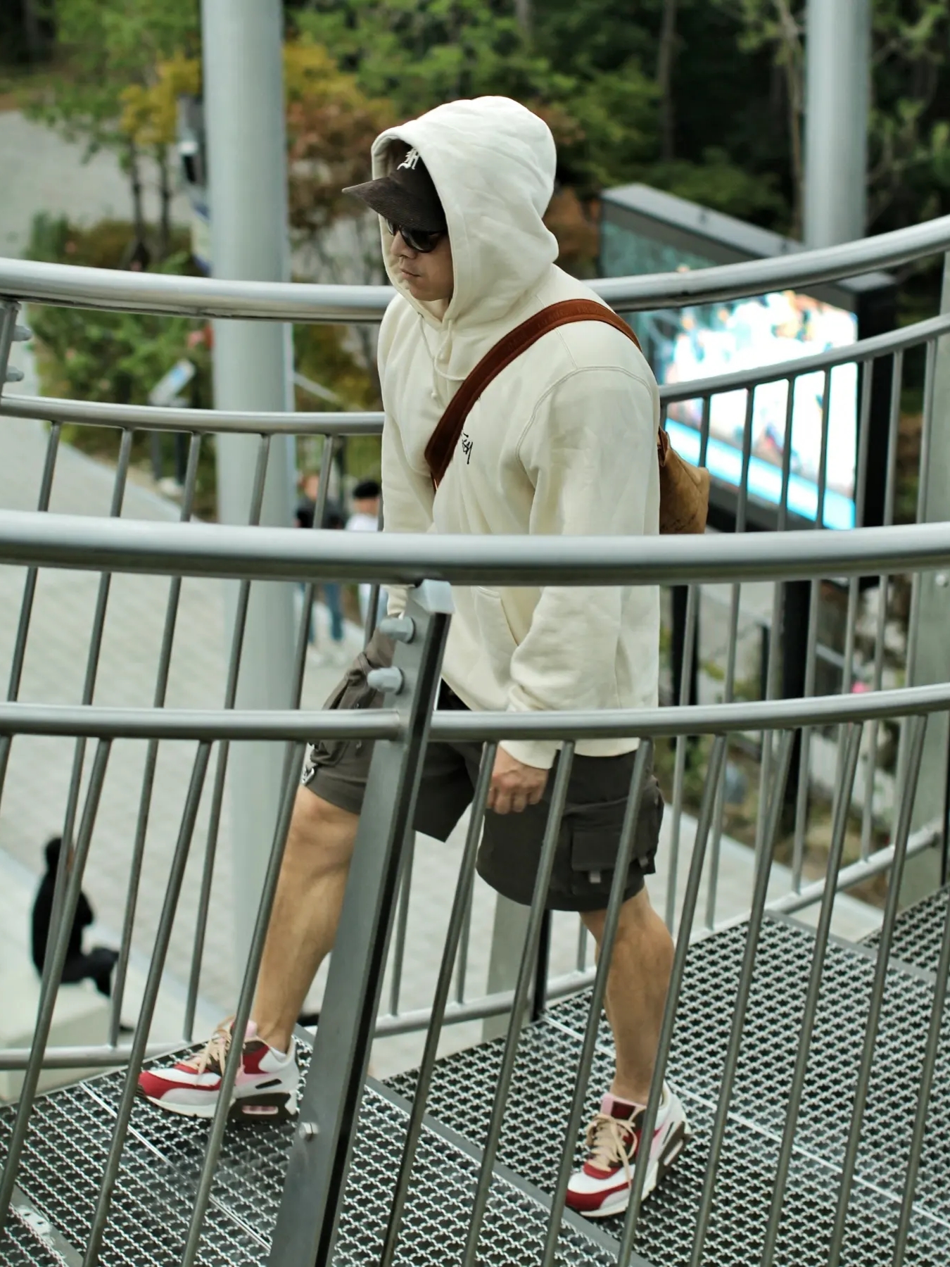 New Era x Fear of God 59FIFTY Corduroy Size Cap Walnut, Nike ACG Cargo Shorts Ironstone - Asia 착용 스타일 - 1