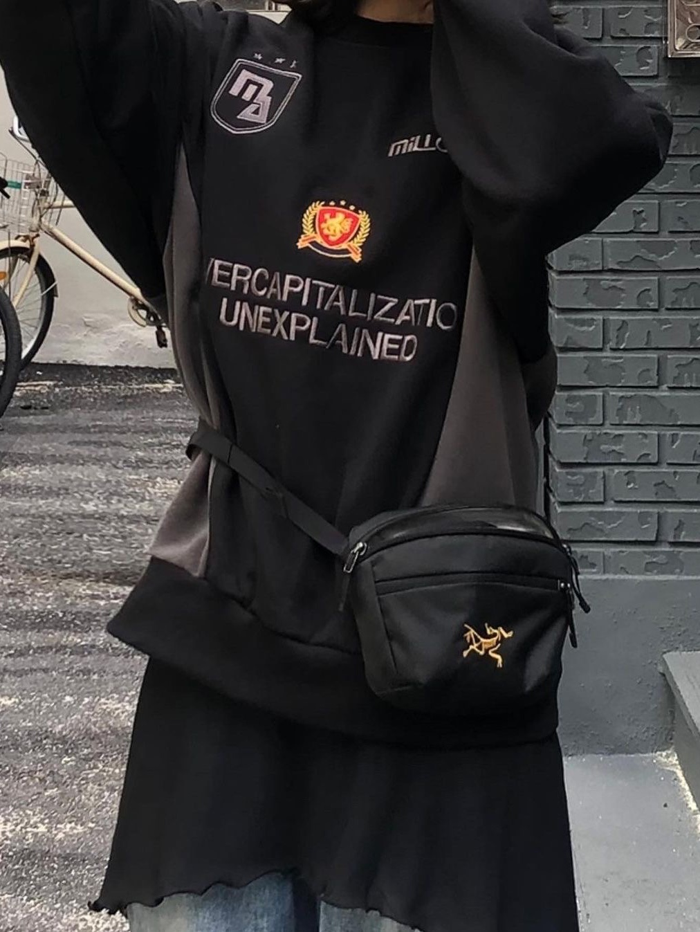 Millo Archive New Capital Crew Neck Black, Arc'teryx Mantis 2 Waistpack 24K Black 착용 스타일 - 1