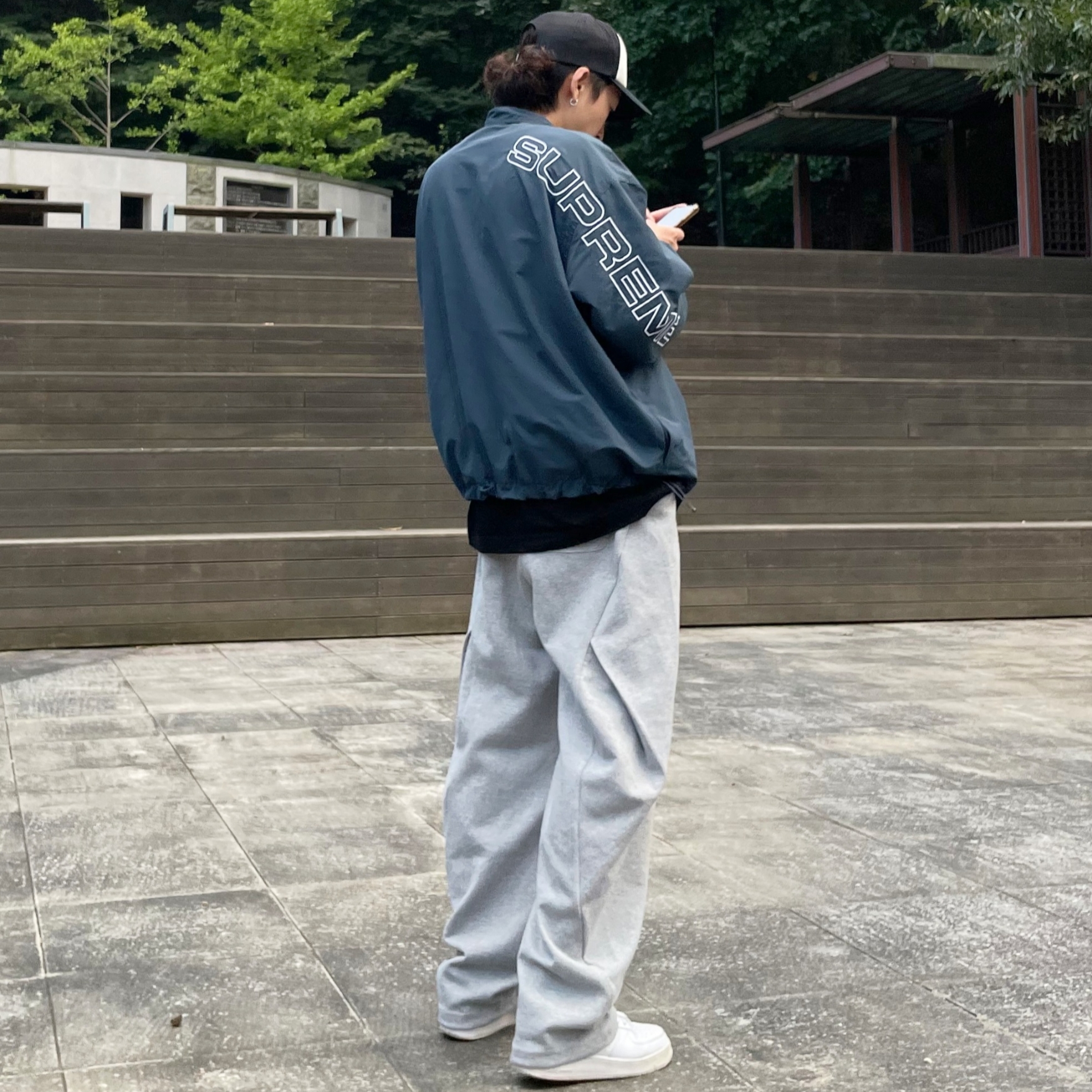 Stussy Crown Stock Trucker Cap Black, Nike Air Force 1 '07 Low White 착용 스타일 - 1