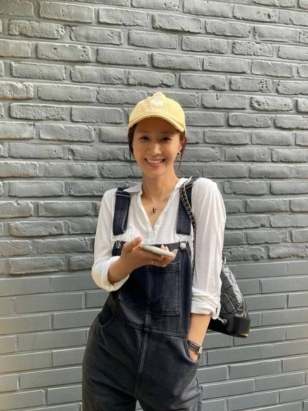 Chanel Small Gabrielle Backpack Aged Calfskin & Gold Silver White Black, Chanel Small Gabrielle Backpack Aged Calfskin & Gold Silver Beige Black 착용 스타일 - 8