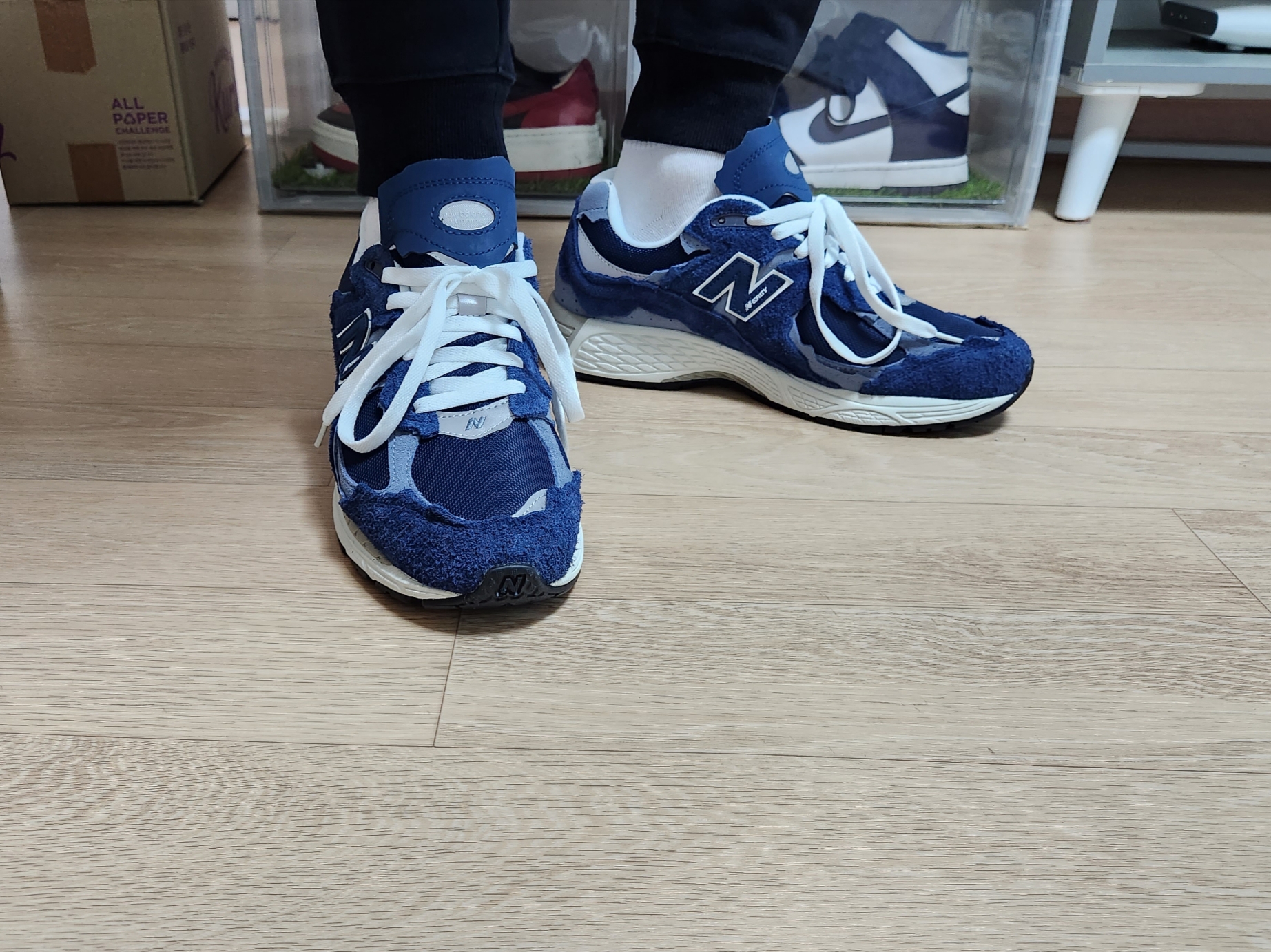 New Balance 2002R Protection Pack Navy 착용 스타일 - 2