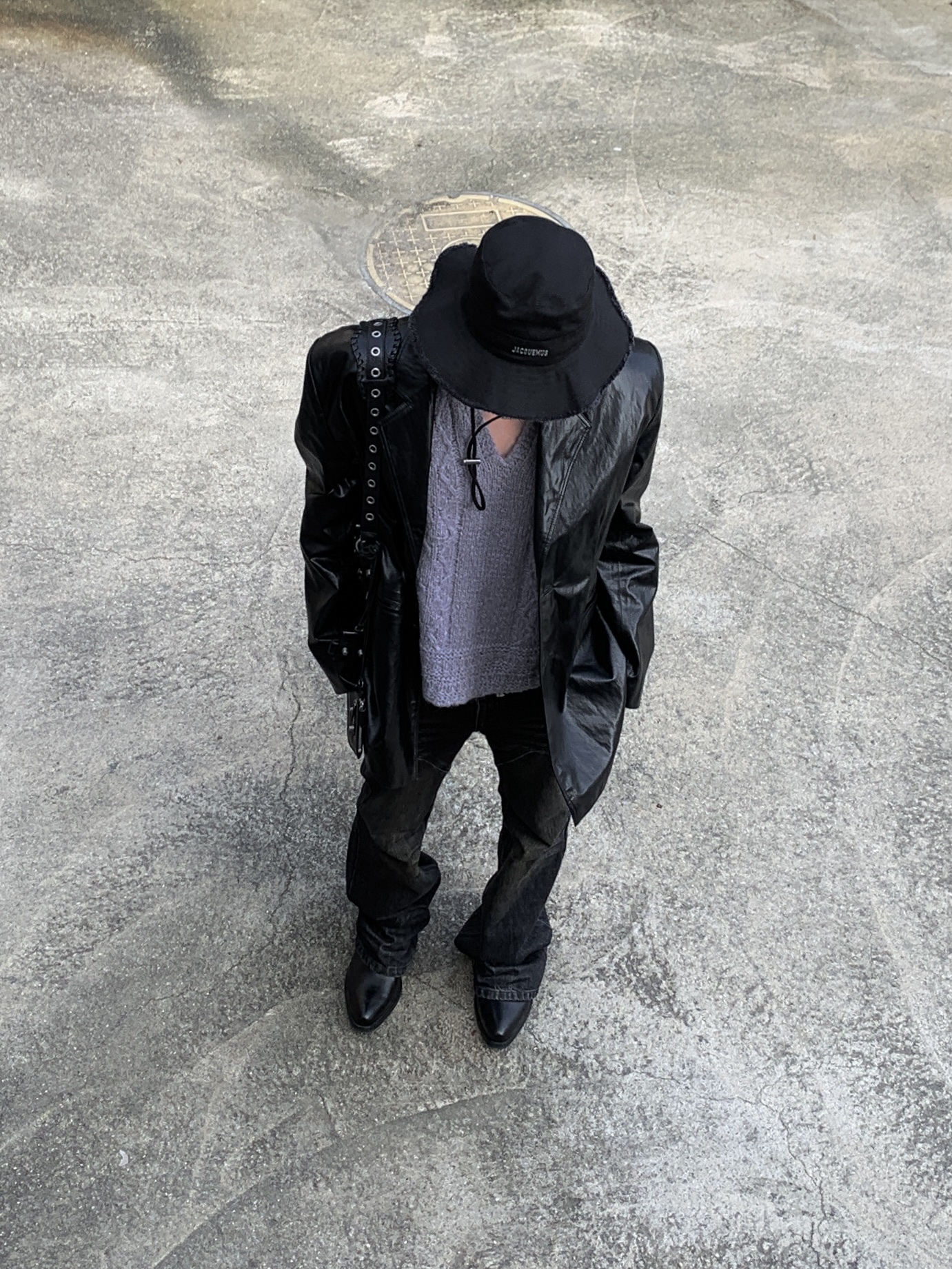 Our Legacy Cuban Boot Black, Jacquemus Le Bob Artichaut Bucket Hat Black 착용 스타일 - 2