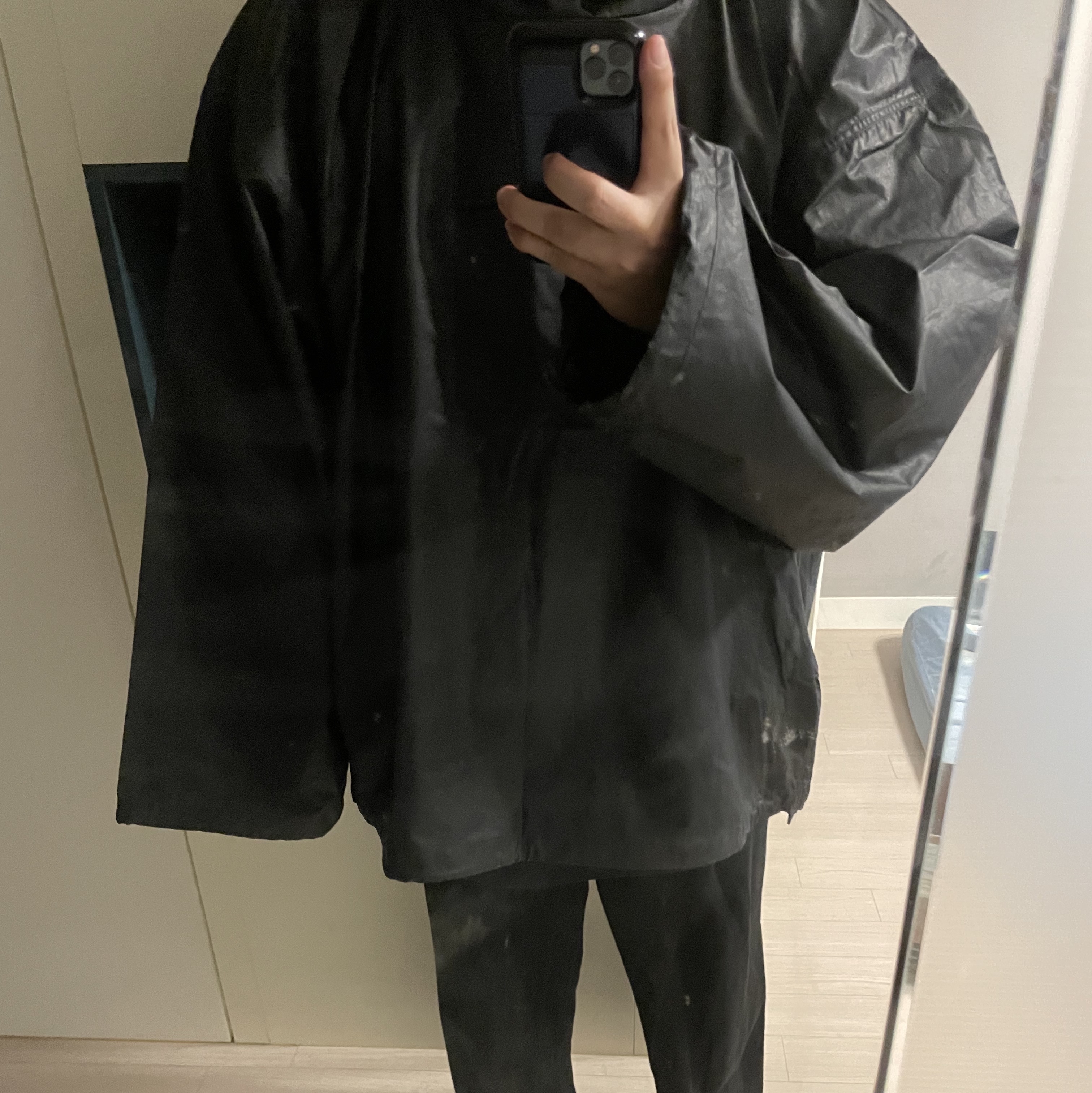 Yeezy Gap Engineered By Balenciaga Coated Cotton Anorak Black 착용 스타일