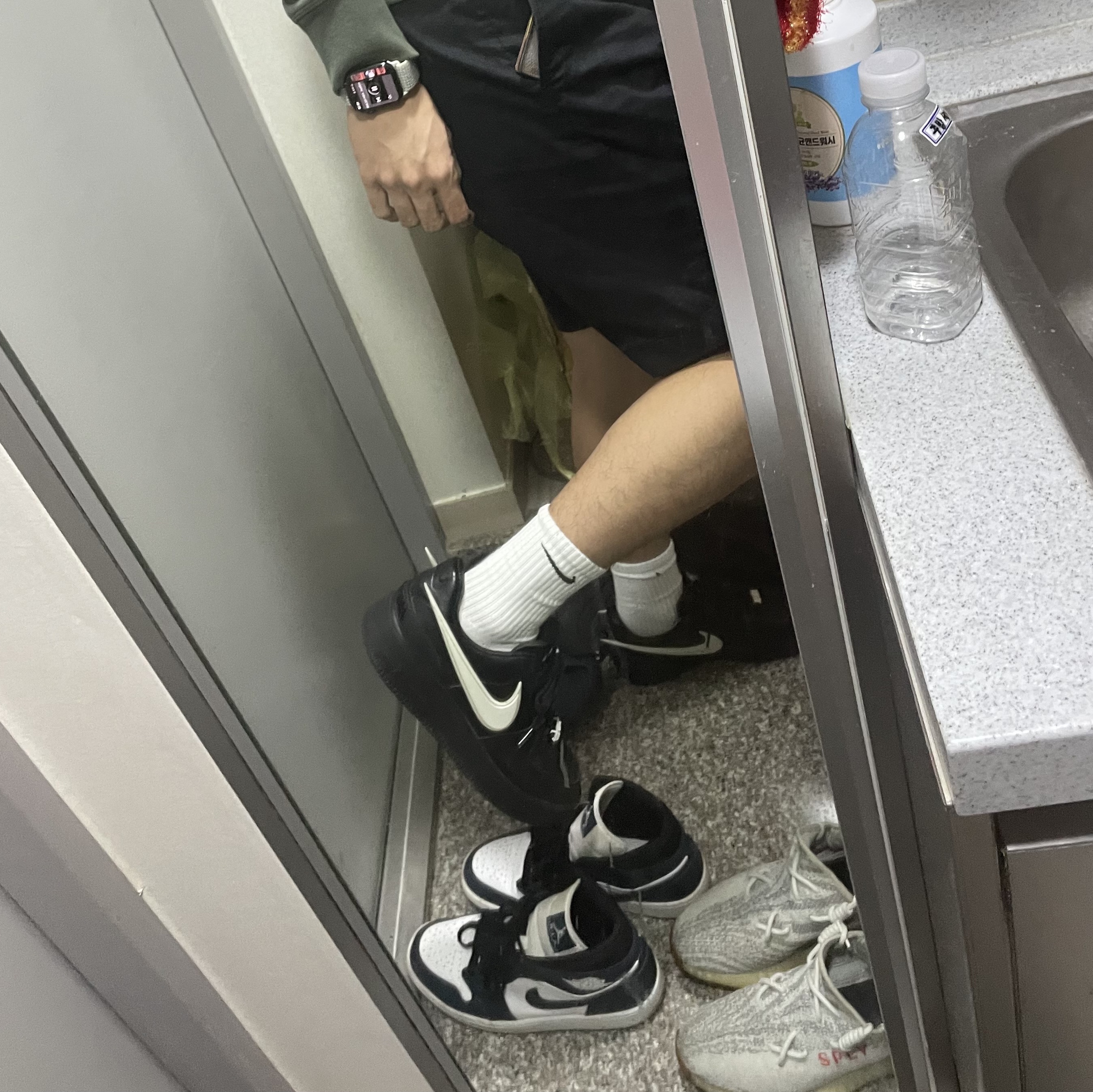 Nike x Ambush Air Force 1 Low SP Black, Jordan 1 Mid Dark Teal 착용 스타일