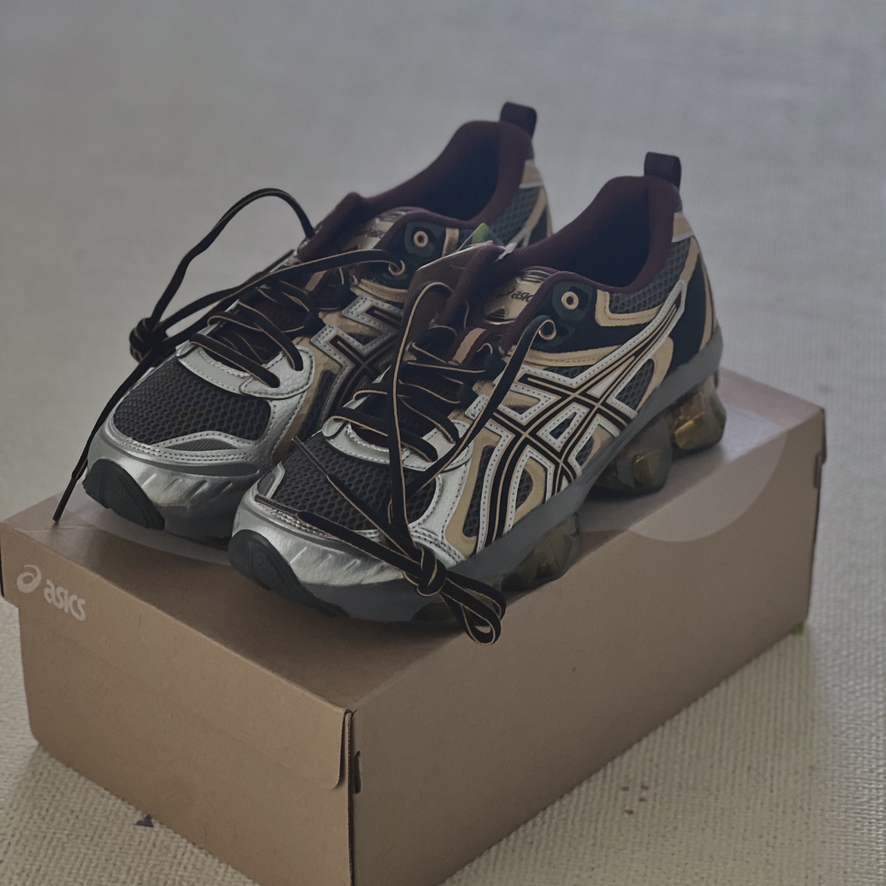 Asics Gel-Quantum Kinetic Carbon Pure Gold 착용 스타일