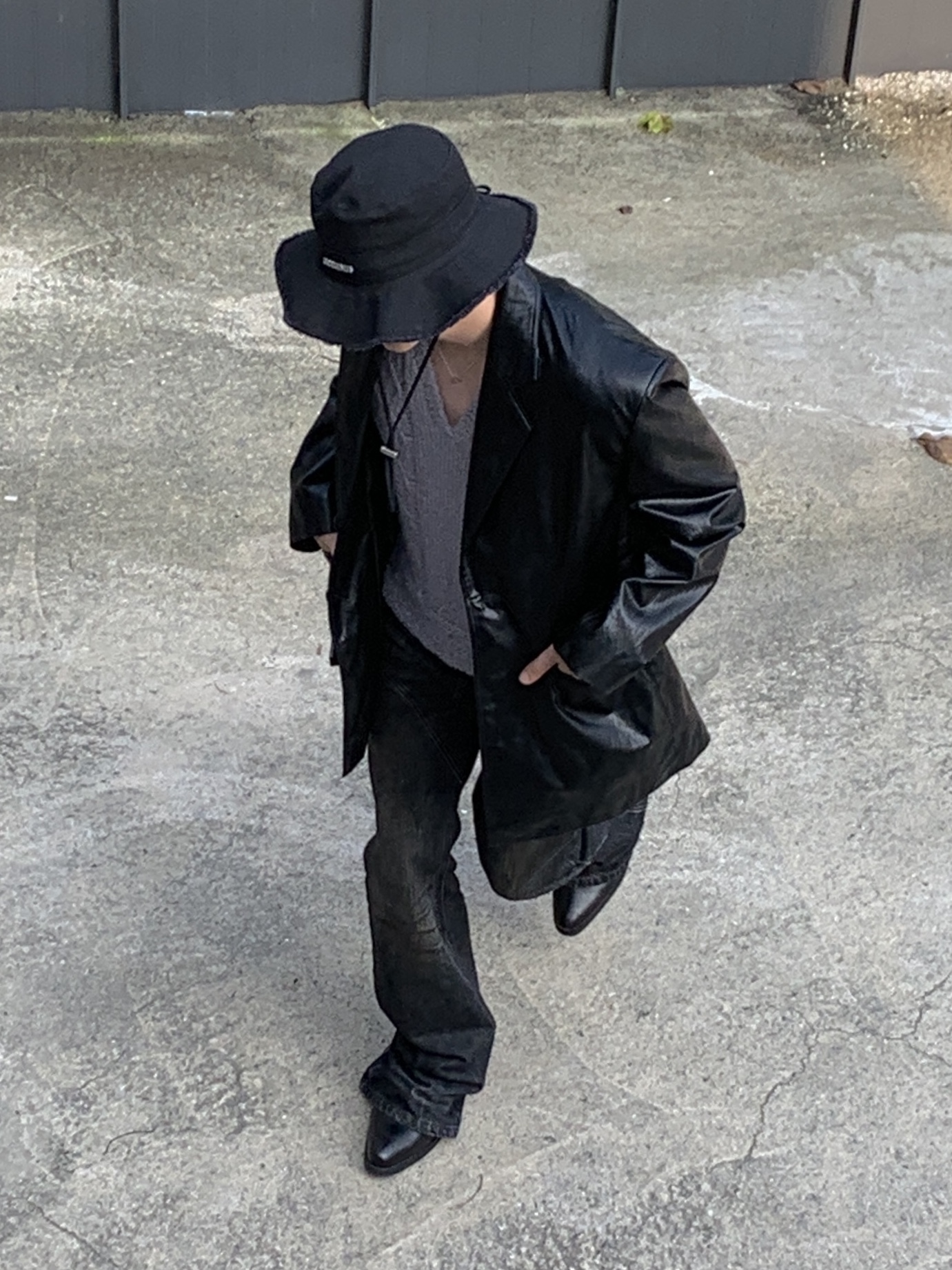 Our Legacy Cuban Boot Black, Jacquemus Le Bob Artichaut Bucket Hat Black 착용 스타일 - 1
