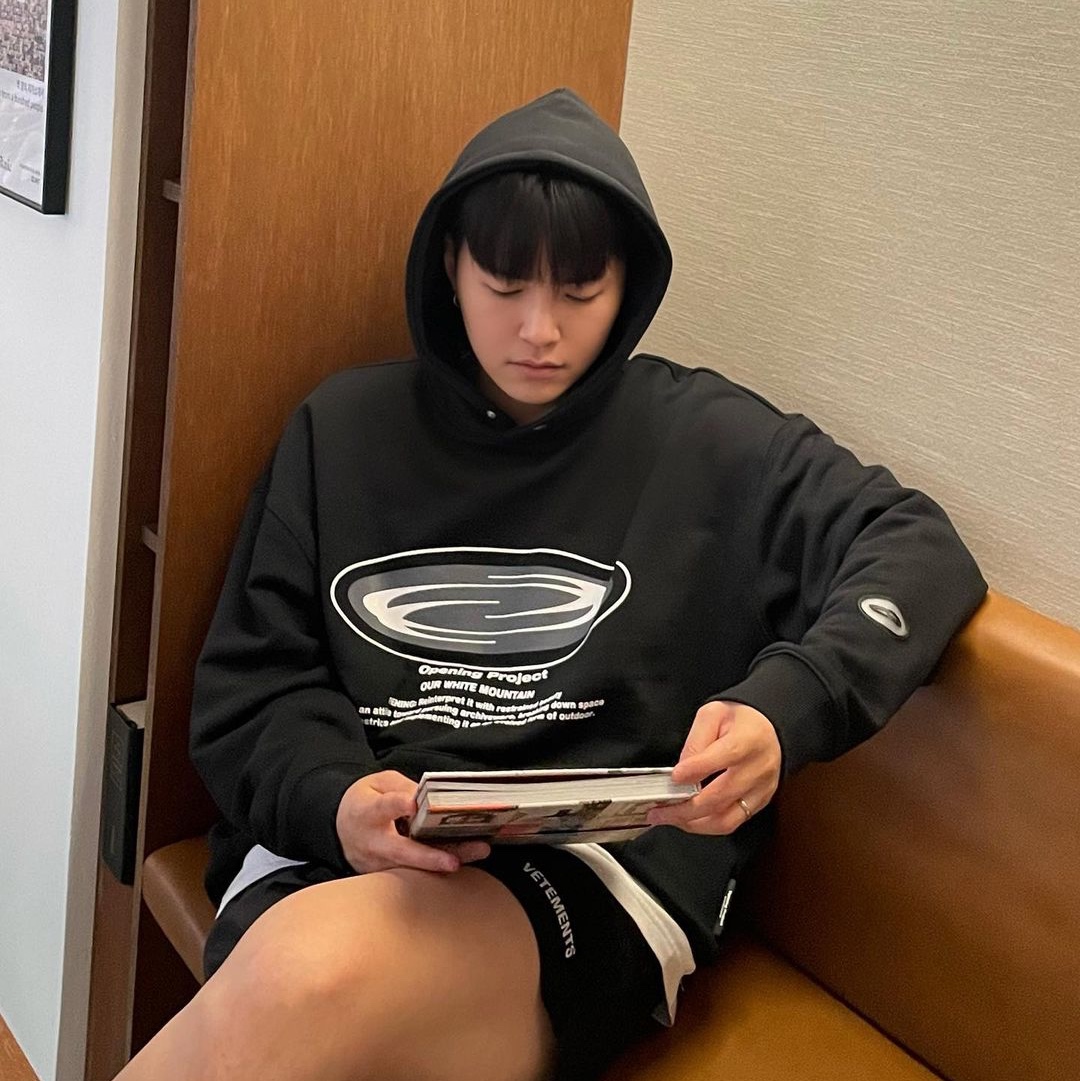 Opening Project Oval Logo Hoodie Black, Opening Project Oval Logo Hoodie Charcoal 착용 스타일