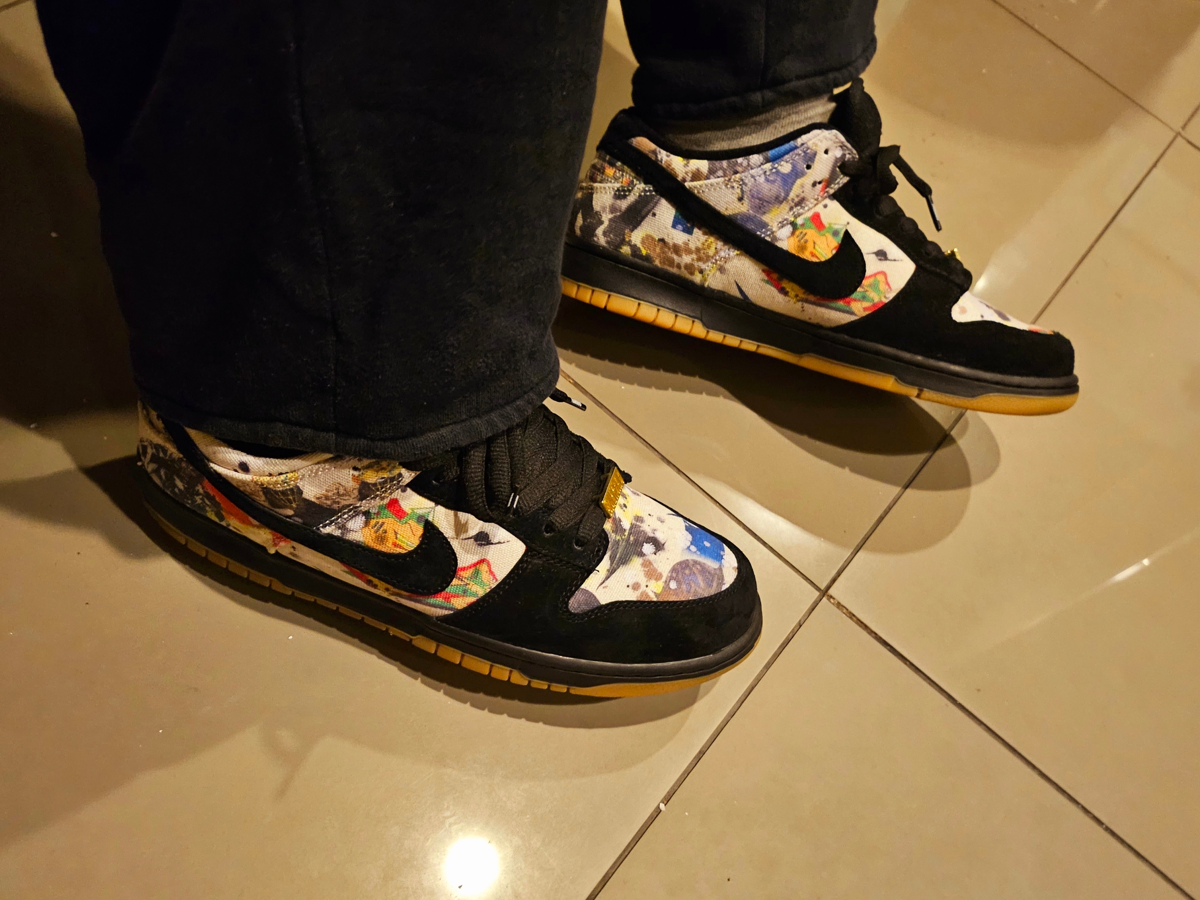 Nike x Supreme SB Dunk Low QS Rammellzee Black 착용 스타일 - 2