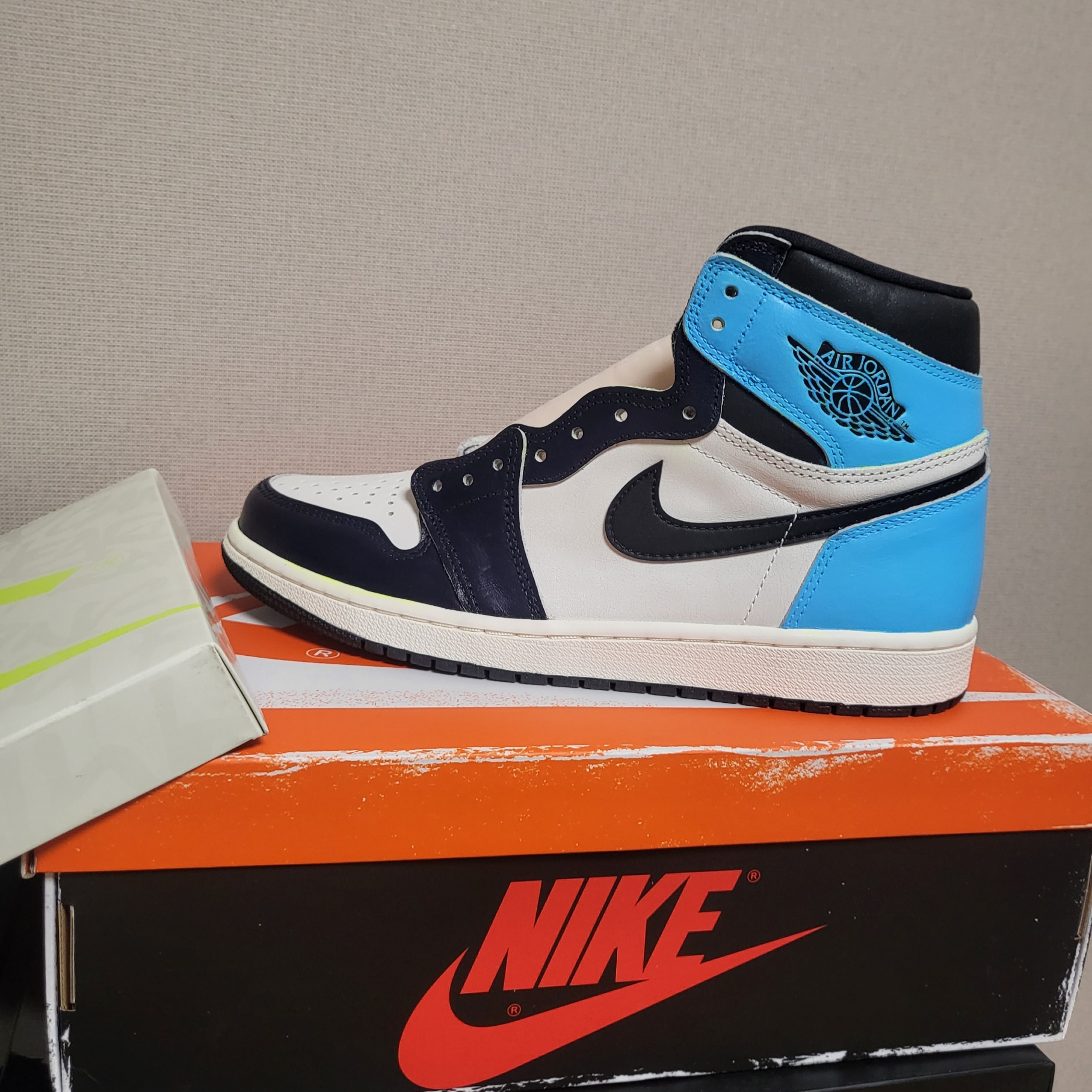 Jordan 1 Retro High OG Volt 착용 스타일 - 1