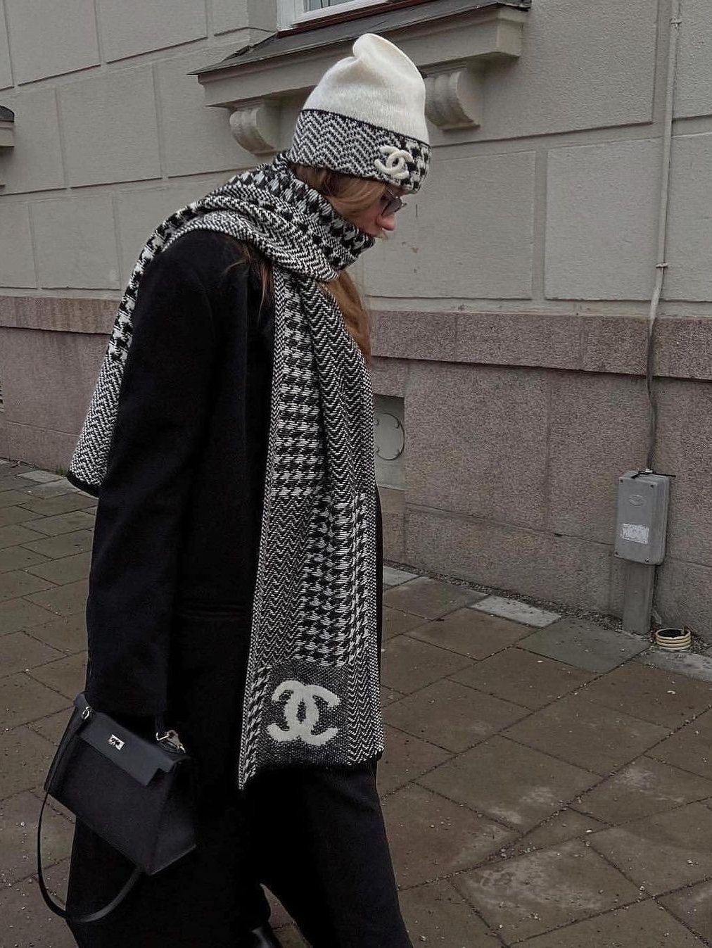 Chanel Beanie Cashmere & Black White, Chanel Mini Flap Bag Lambskin & Silver Black 착용 스타일 - 4