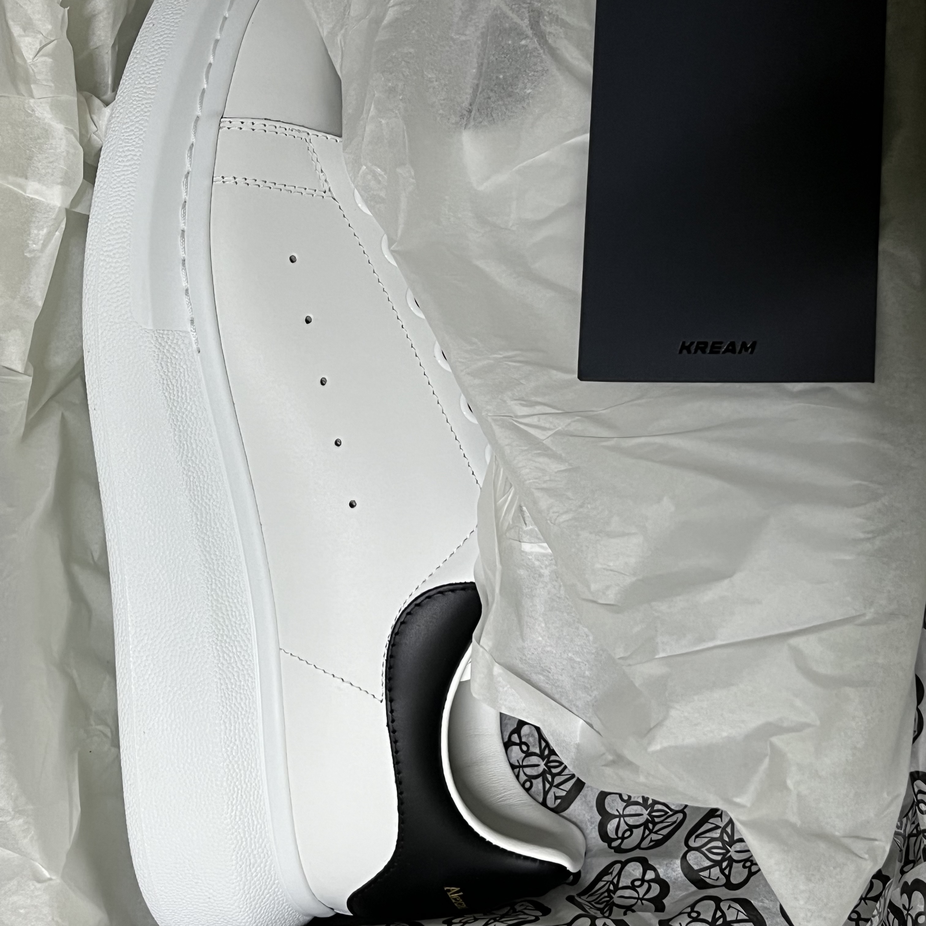 Alexander McQueen Oversized Sneakers White Black 착용 스타일