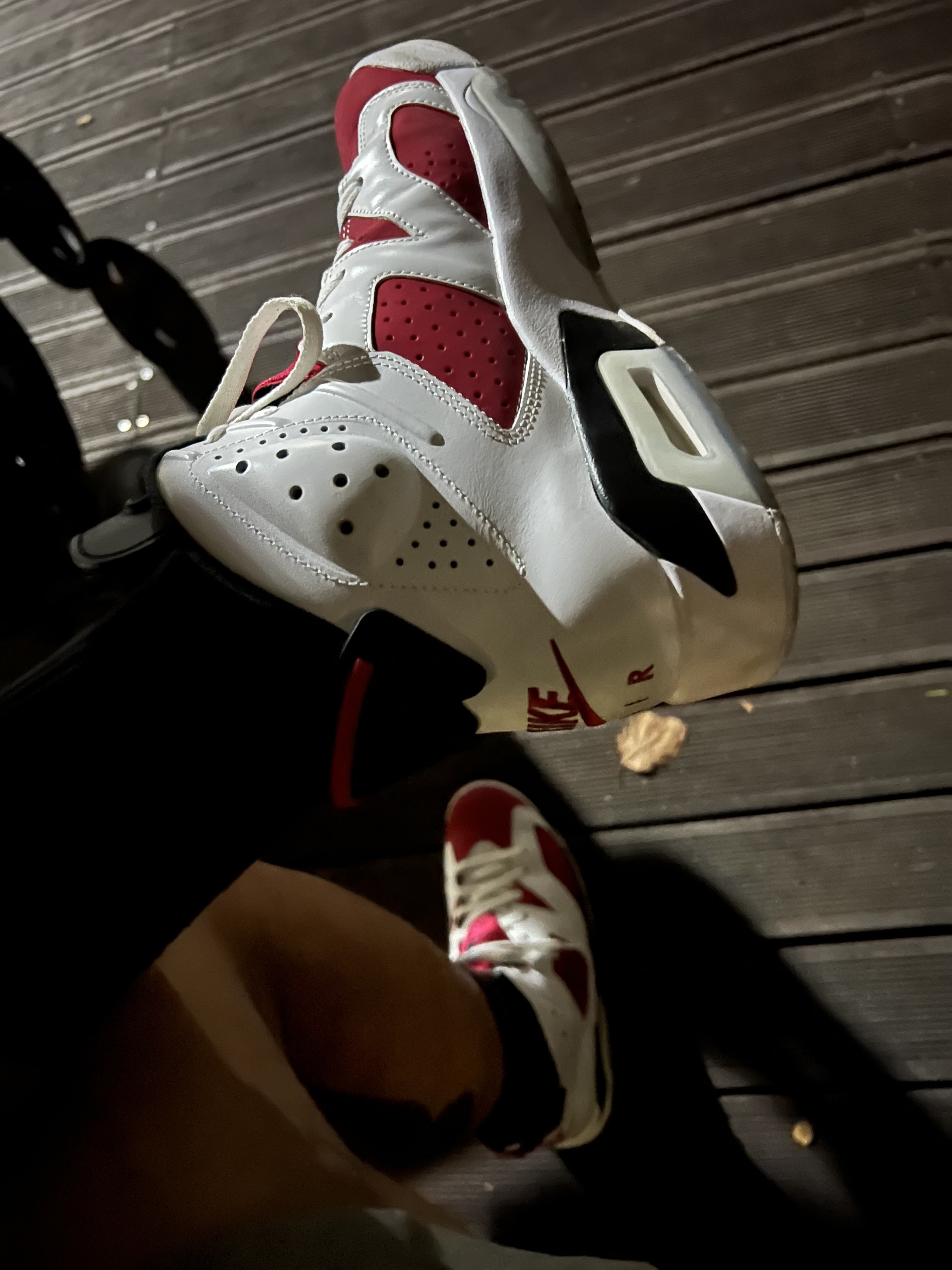 Jordan 6 Retro Carmine 2021 착용 스타일 - 1