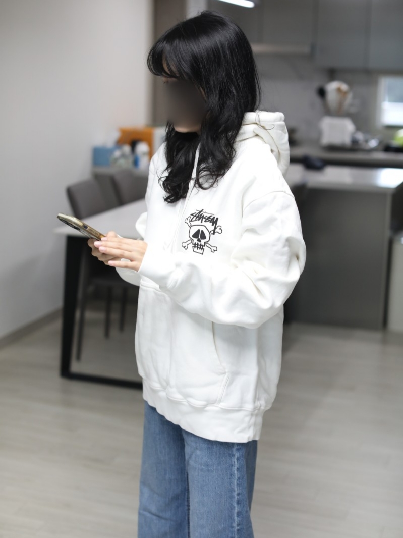 Stussy Skull & Bones Pigment Dyed Hoodie Natural 착용 스타일 - 2