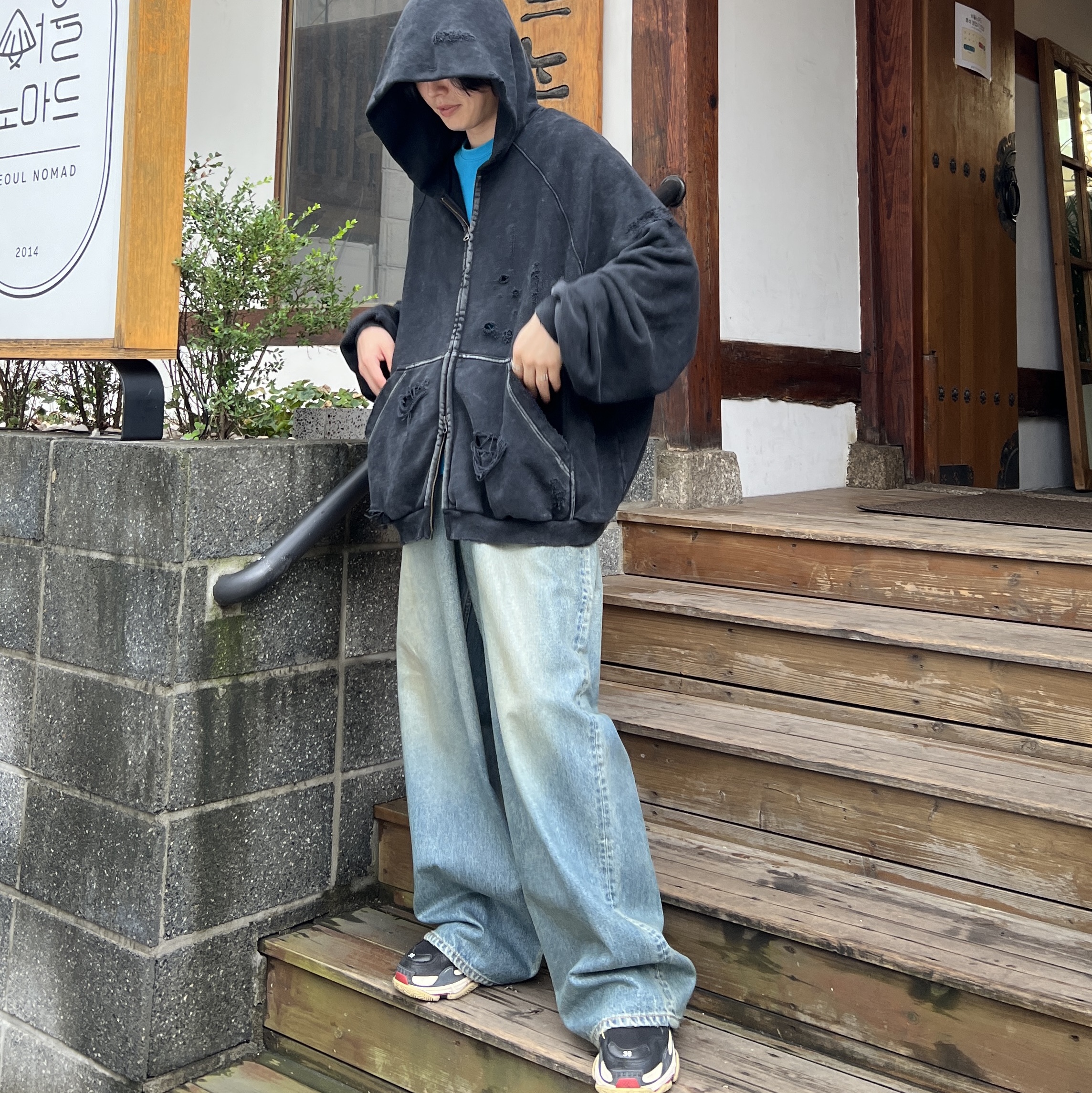 Nonnod x Shinsegae Distressed Zip-Up Hoodie Washed Black, Balenciaga Large Baggy Jeans in Blue Coated Soft Denim 착용 스타일 - 3