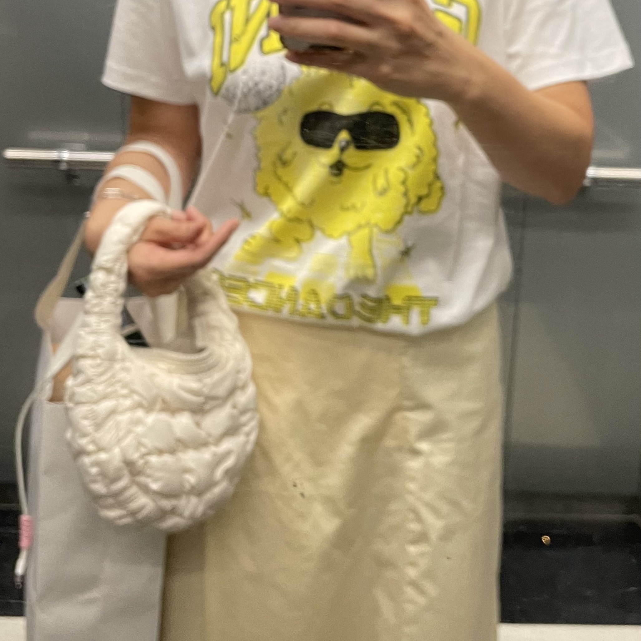 COS Quilted Micro Bag Off White, (W) Ganni Relaxed Dance Bunny T-Shirt Bright White 착용 스타일