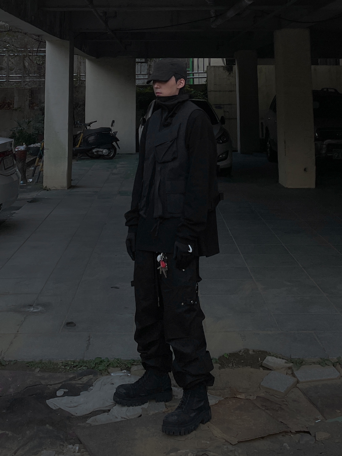 Balenciaga Combat Strike 20mm Boots Black 착용 스타일 - 1
