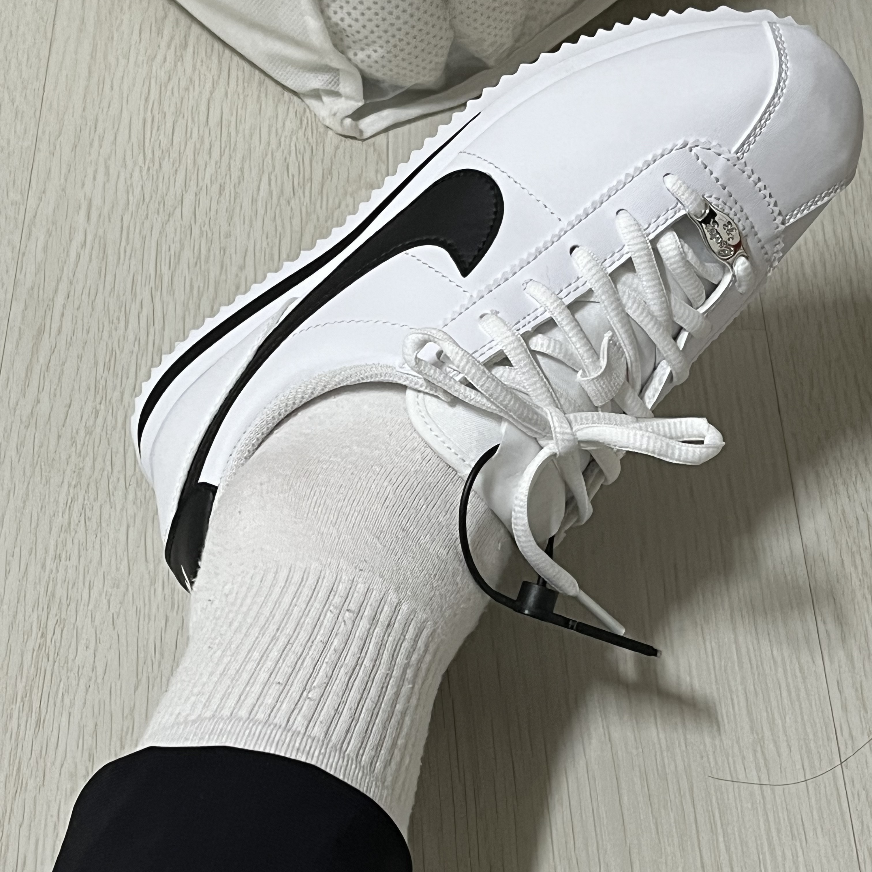 (GS) Nike Cortez Basic SL White Black 착용 스타일