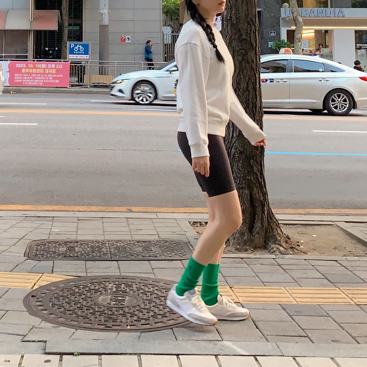 (W) Nike Daybreak Summit White, Uniqlo UT x Kaws Long Sleeve Sweatshirt Off White 착용 스타일 - 2