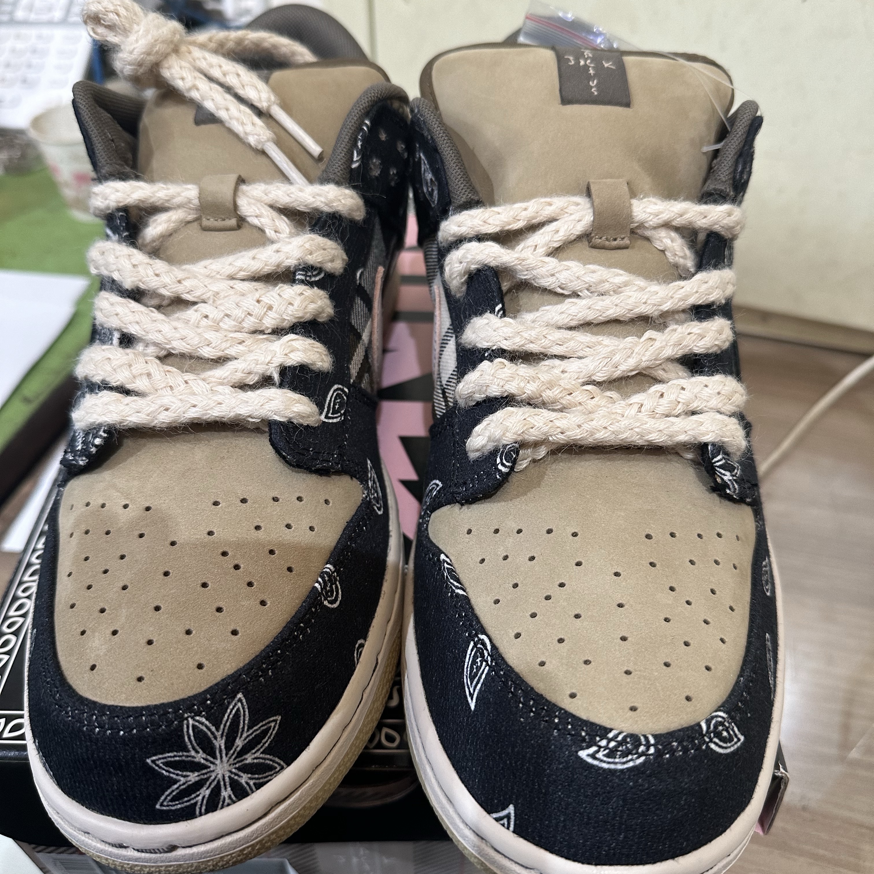 Nike x Travis Scott SB Dunk Low (Special Box) 착용 스타일 - 3