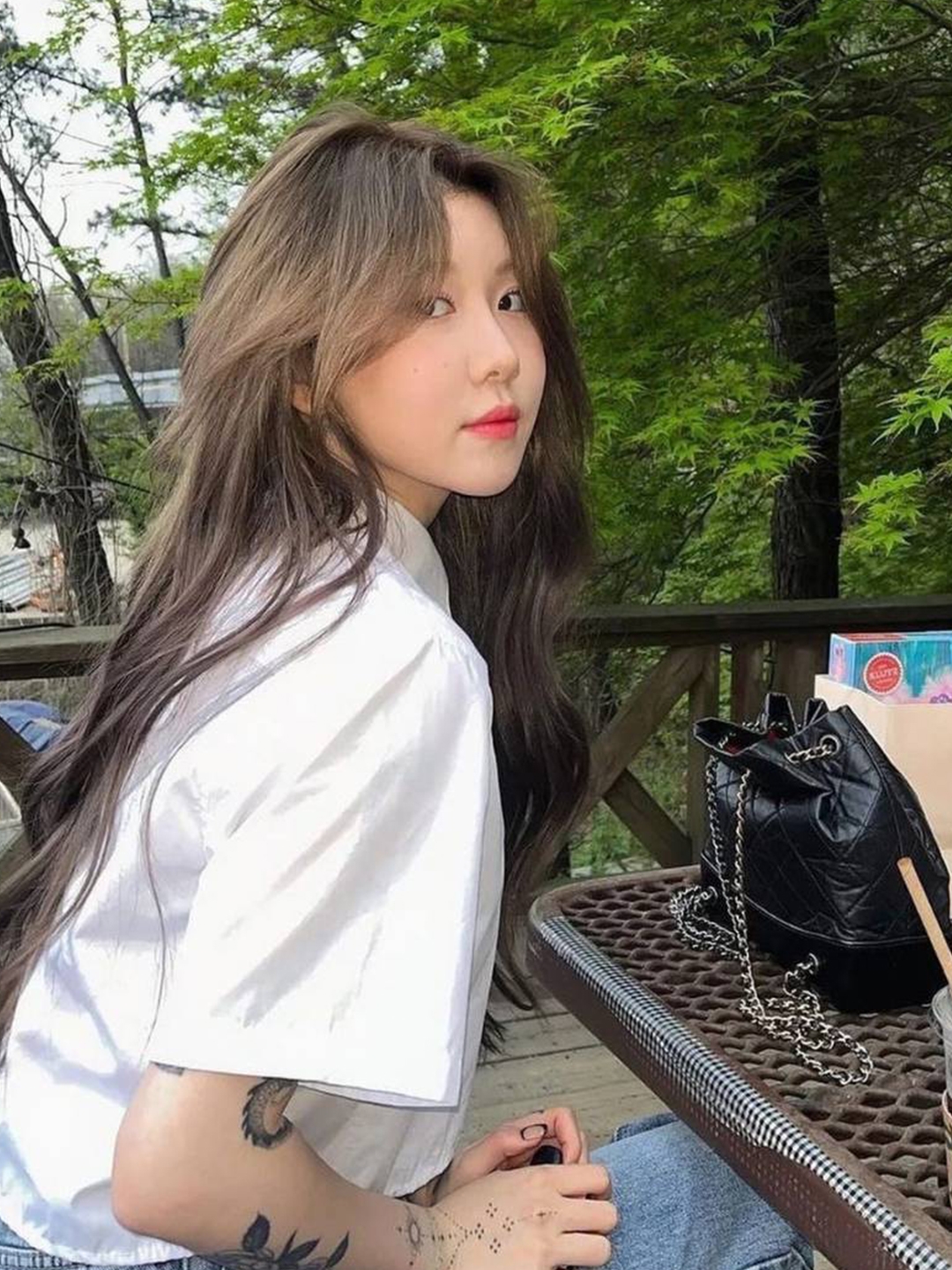 Chanel Small Gabrielle Backpack Aged Calfskin & Gold Silver White Black, Chanel Small Gabrielle Backpack Aged Calfskin & Gold Silver Beige Black 착용 스타일 - 9