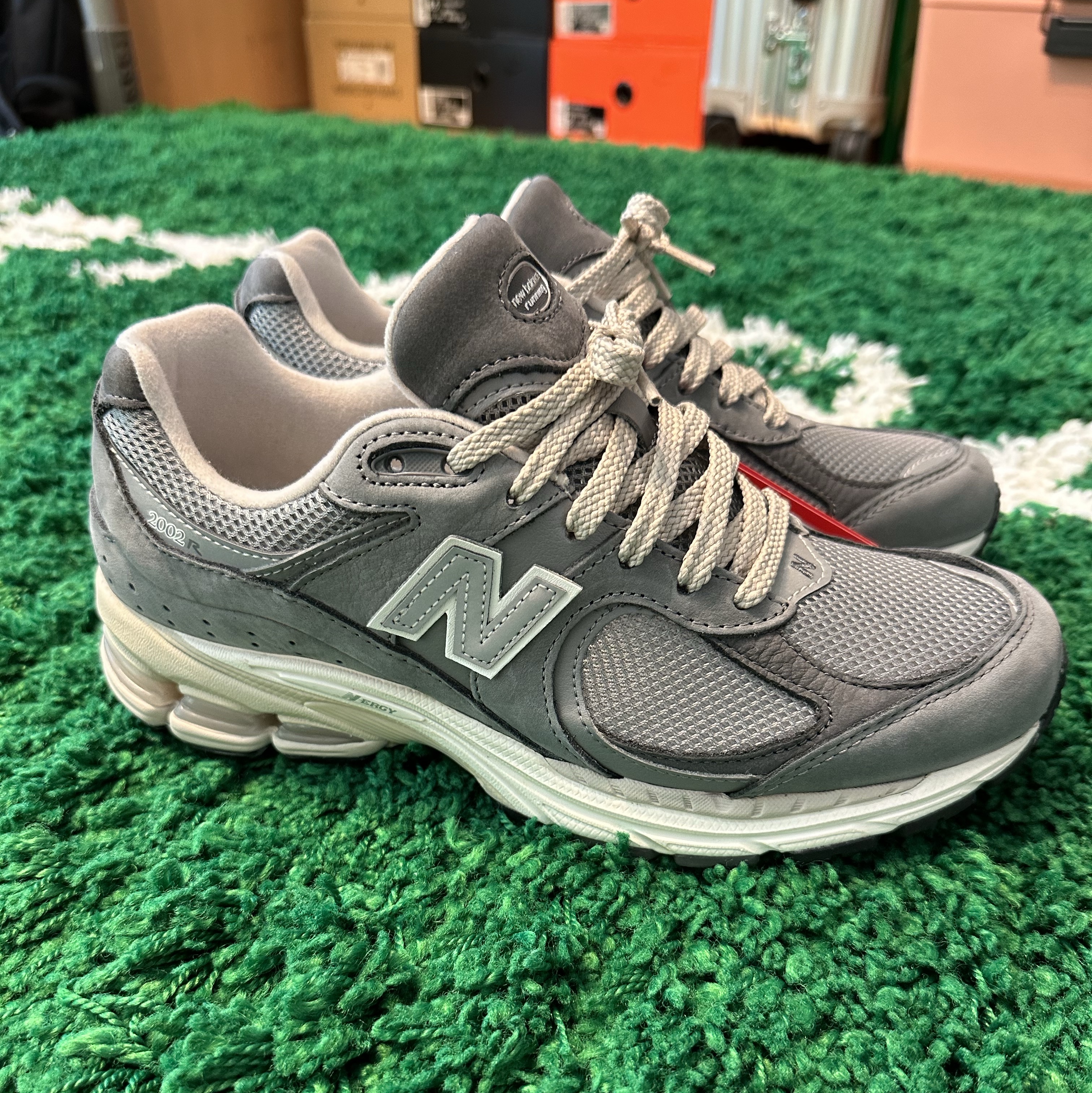 New Balance 2002R Premium Vintage Grey 착용 스타일 - 1