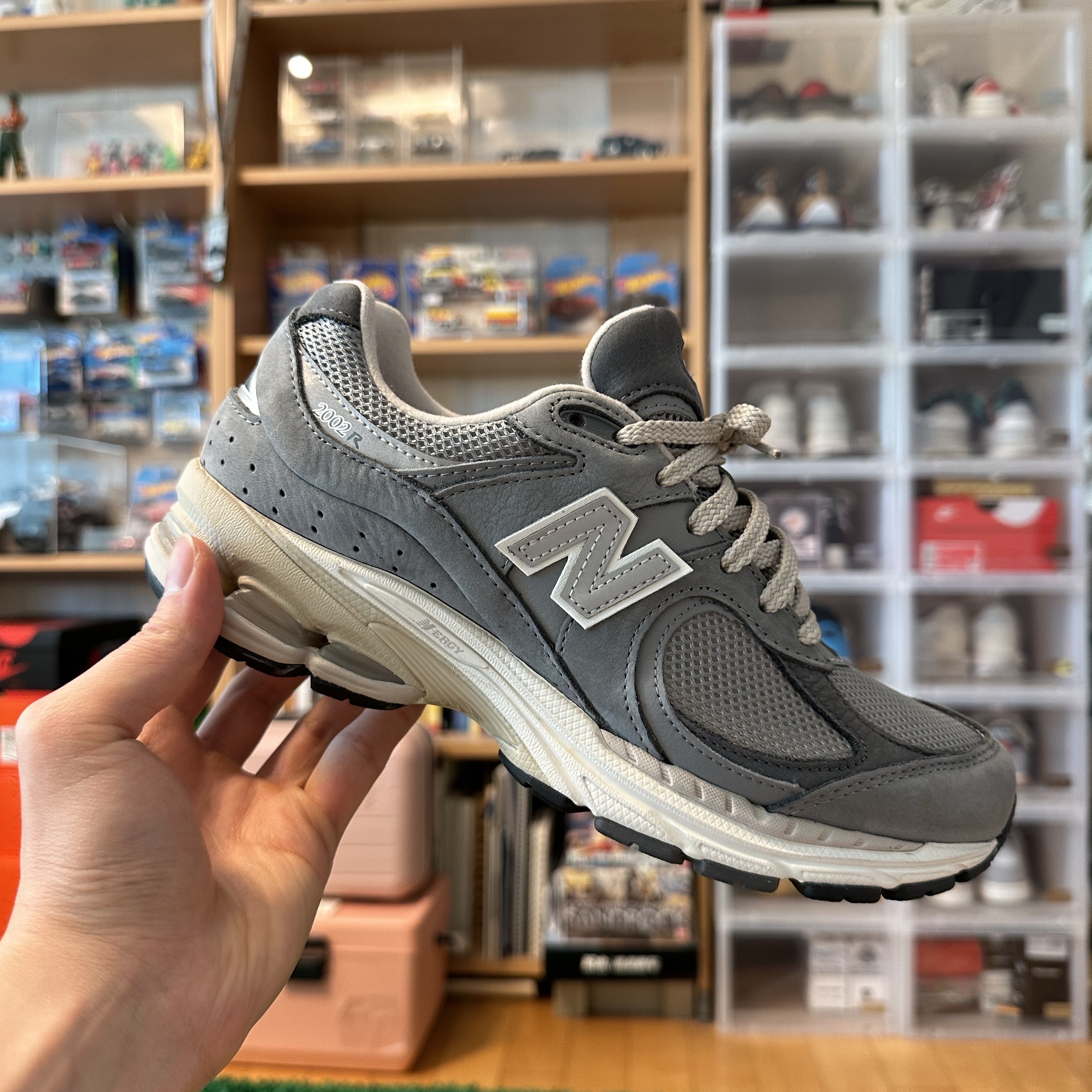 New Balance 2002R Premium Vintage Grey 착용 스타일 - 2