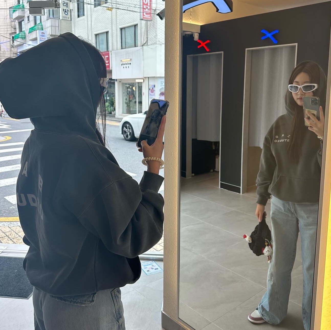 IAB Studio Pigment Hoodie Black, COS Quilted Micro Bag Black 착용 스타일 - 1
