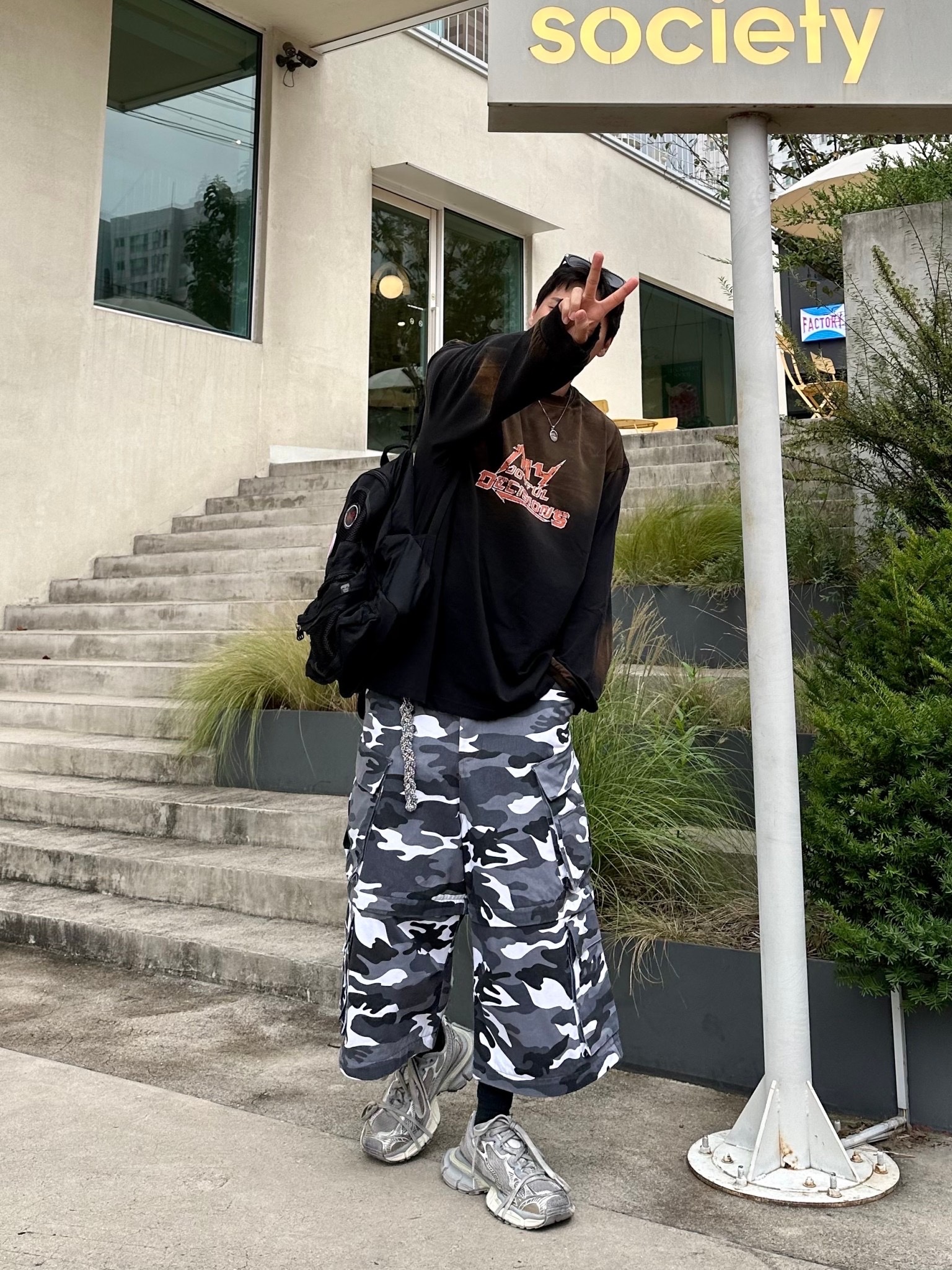 Balenciaga Cargo Sneakers Grey Black Yellow, Balenciaga 3XL Sneakers Worn Out Grey White Blue 착용 스타일 - 6