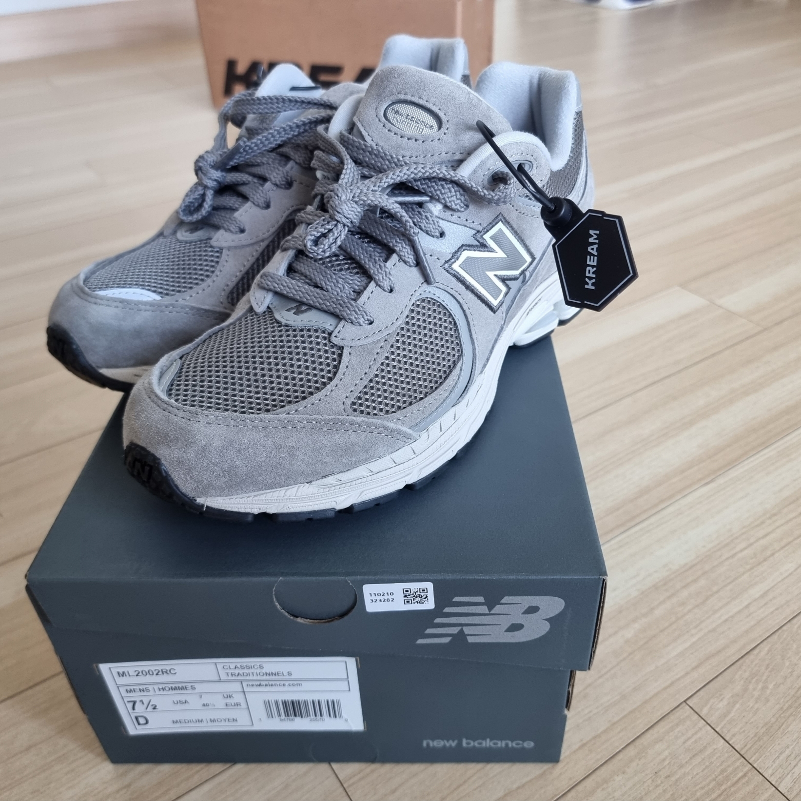 New Balance 2002R Grey 착용 스타일