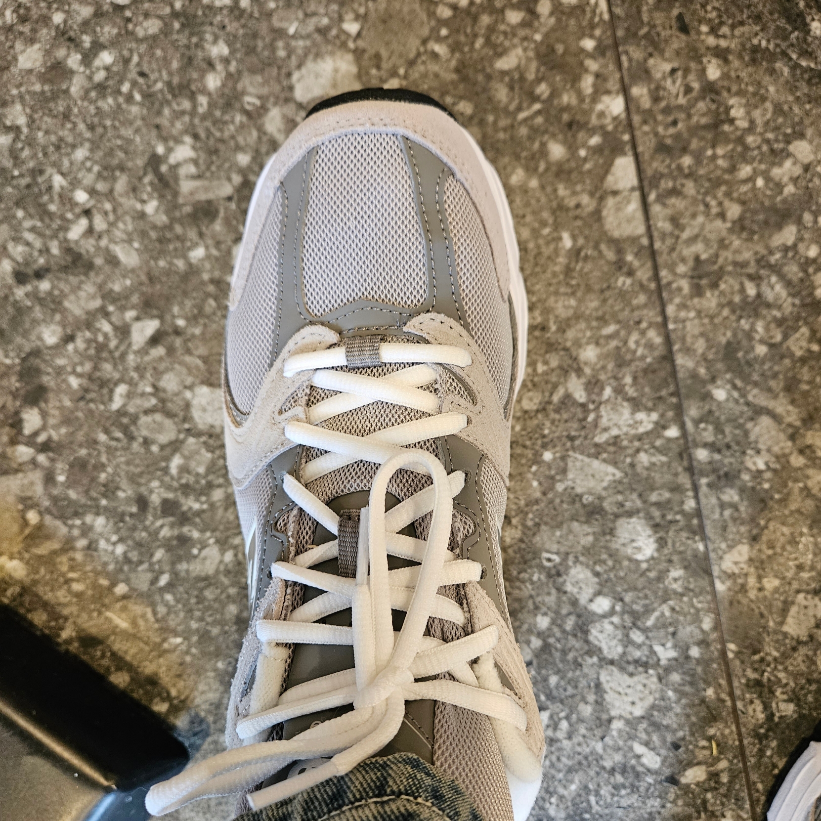 New Balance 530 Grey 착용 스타일