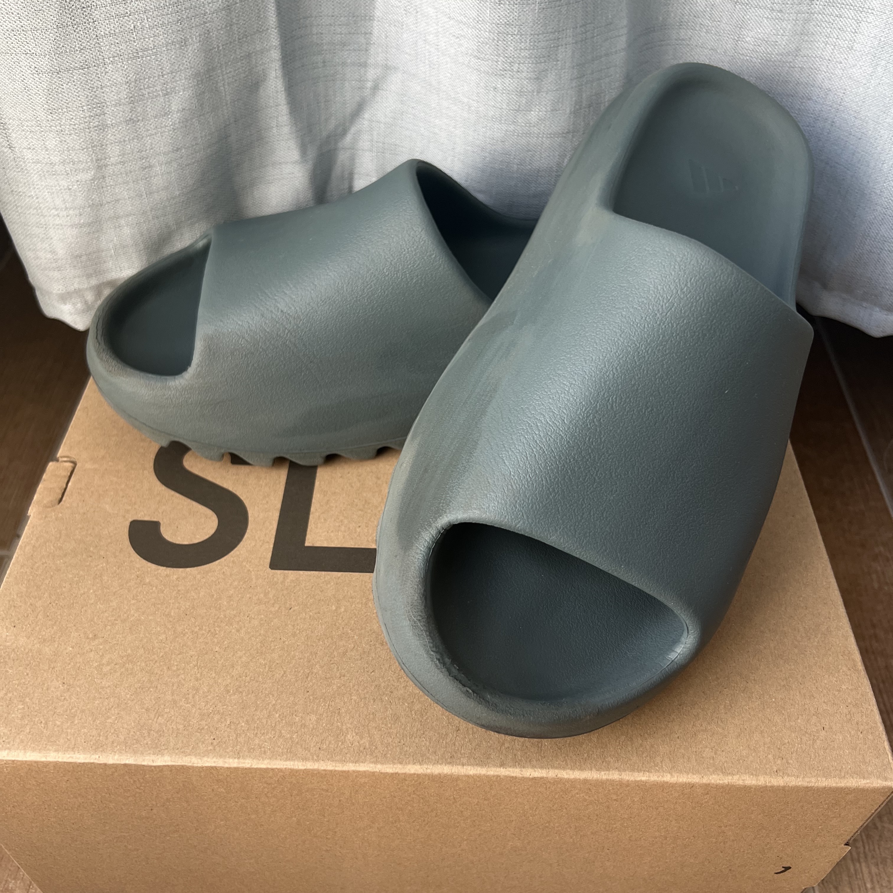 Adidas Yeezy Slide Slate Marine 착용 스타일