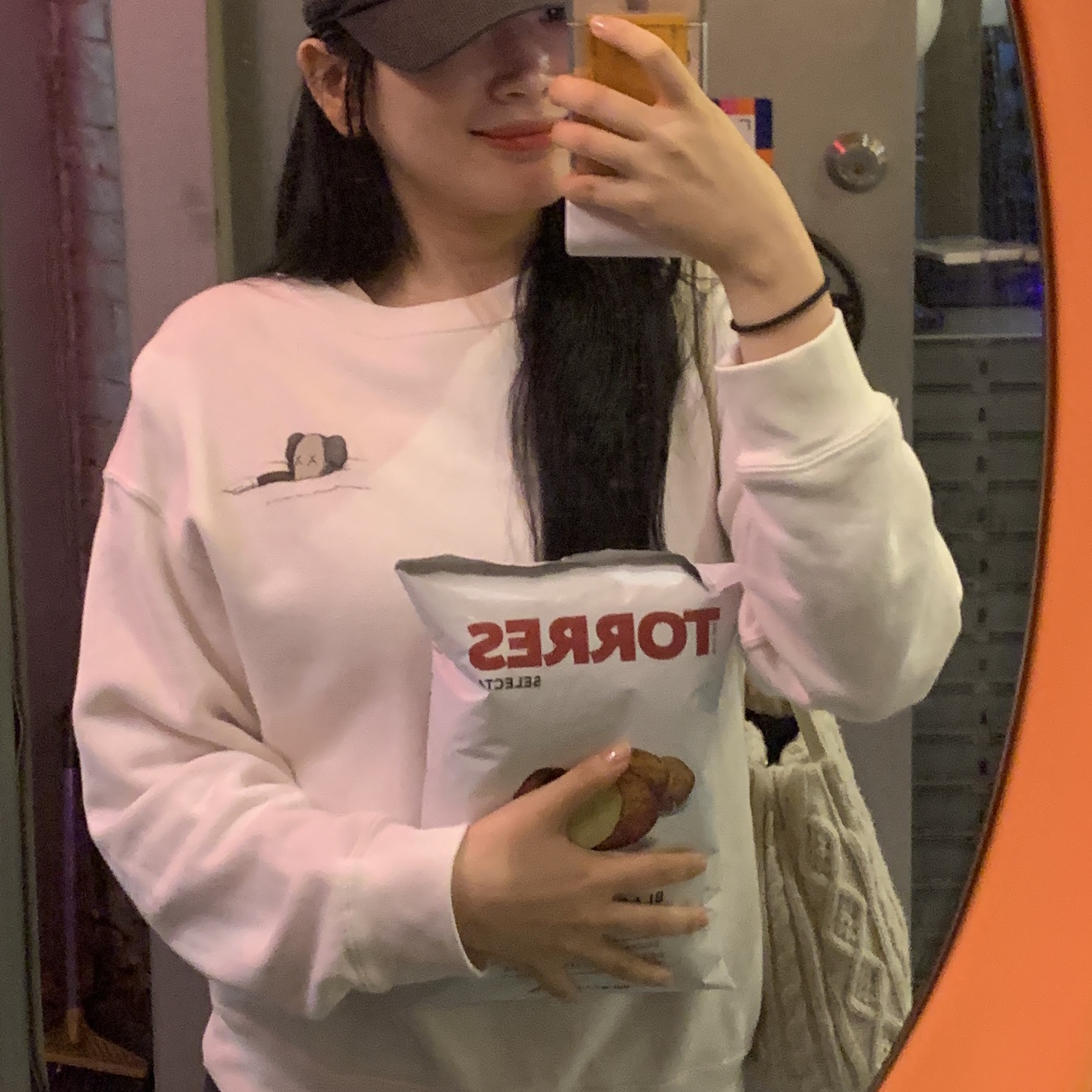 (W) Nike Daybreak Summit White, Uniqlo UT x Kaws Long Sleeve Sweatshirt Off White 착용 스타일 - 3