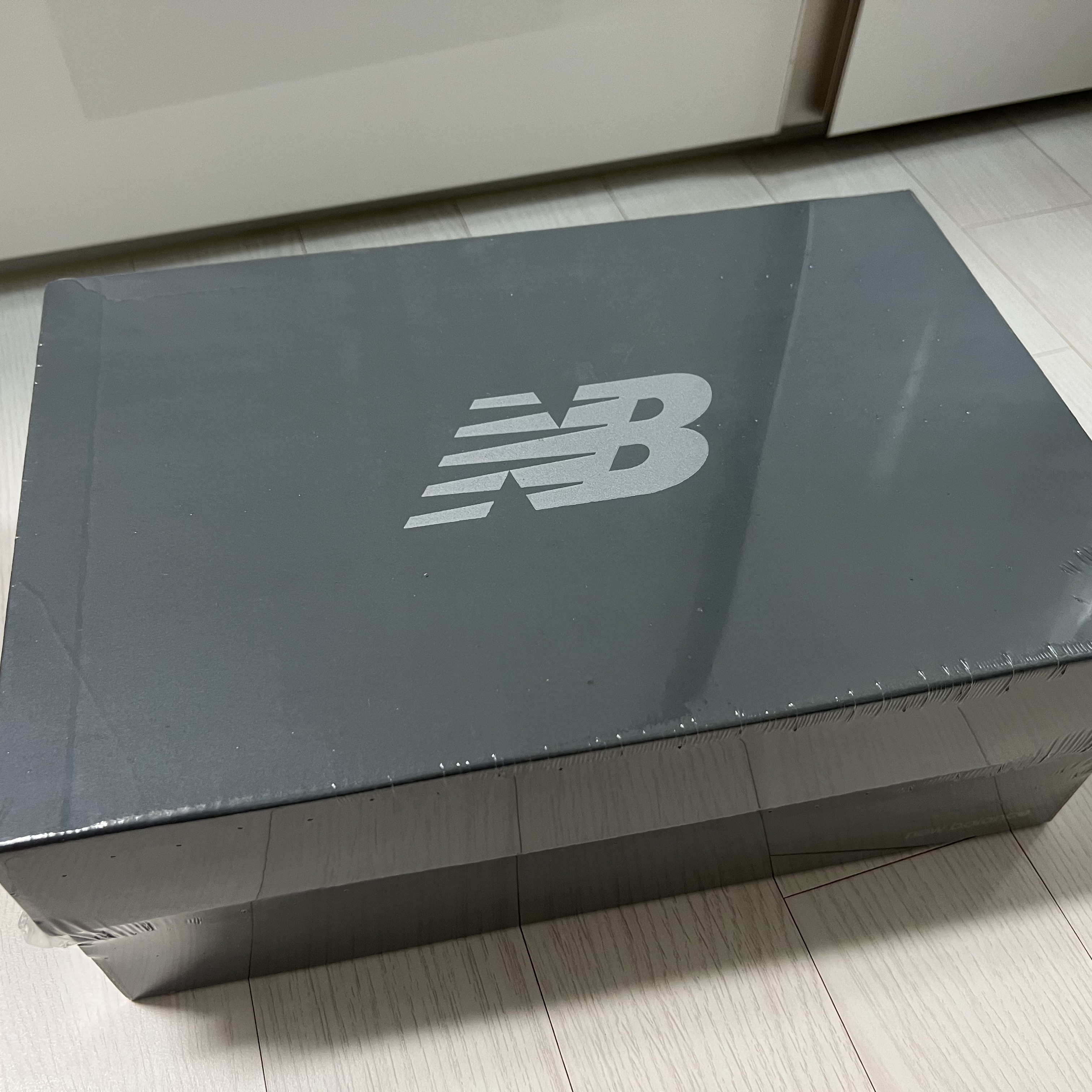 New Balance 2002R Premium Vintage Grey 착용 스타일 - 1