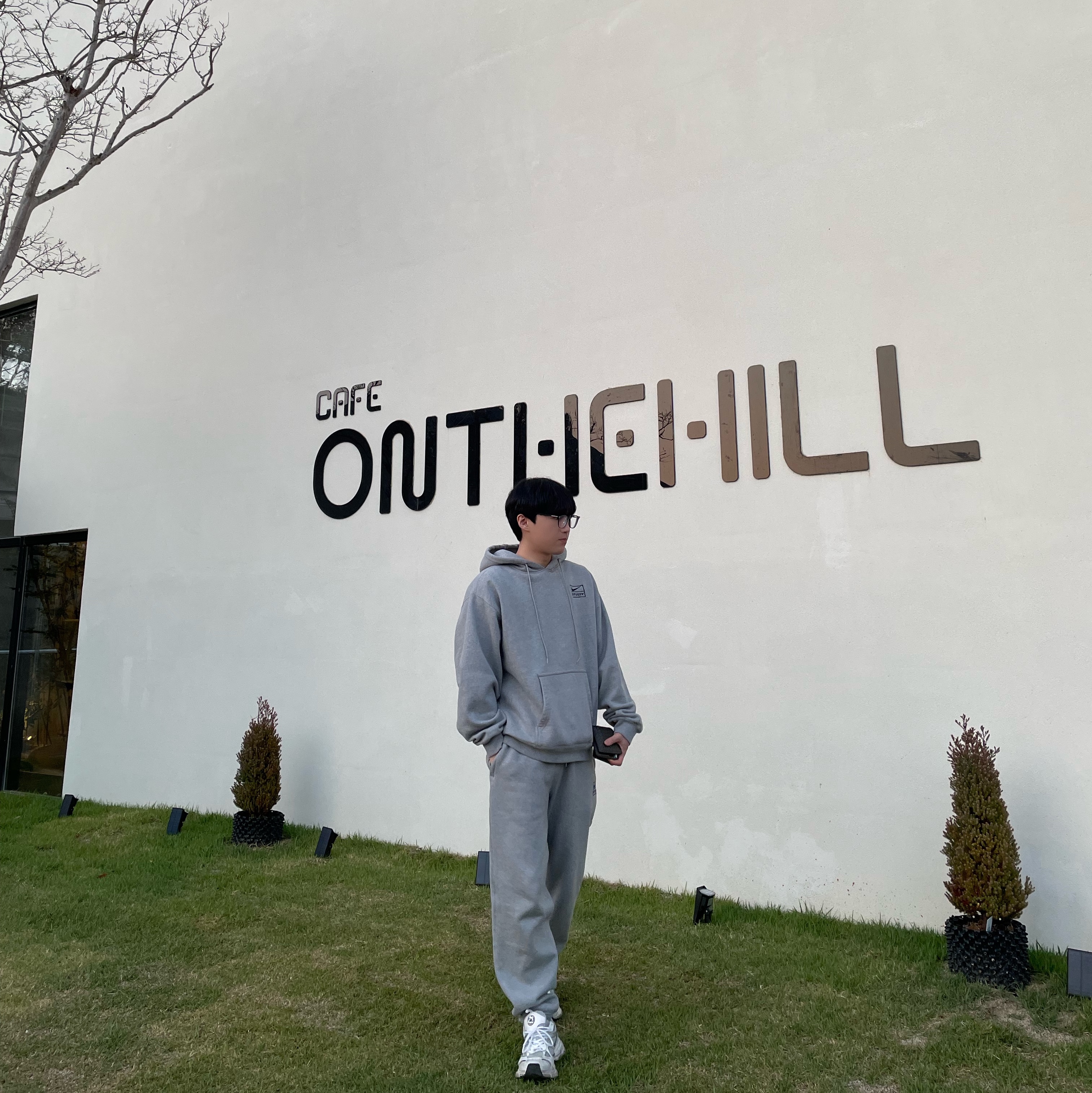 Nike x Stussy NRG RA Pullover Hoodie Dark Grey Heather (DJ9488-063), Nike x Stussy NRG RA Fleece Pants Dark Grey Heather (DJ9490-063) 착용 스타일 - 2