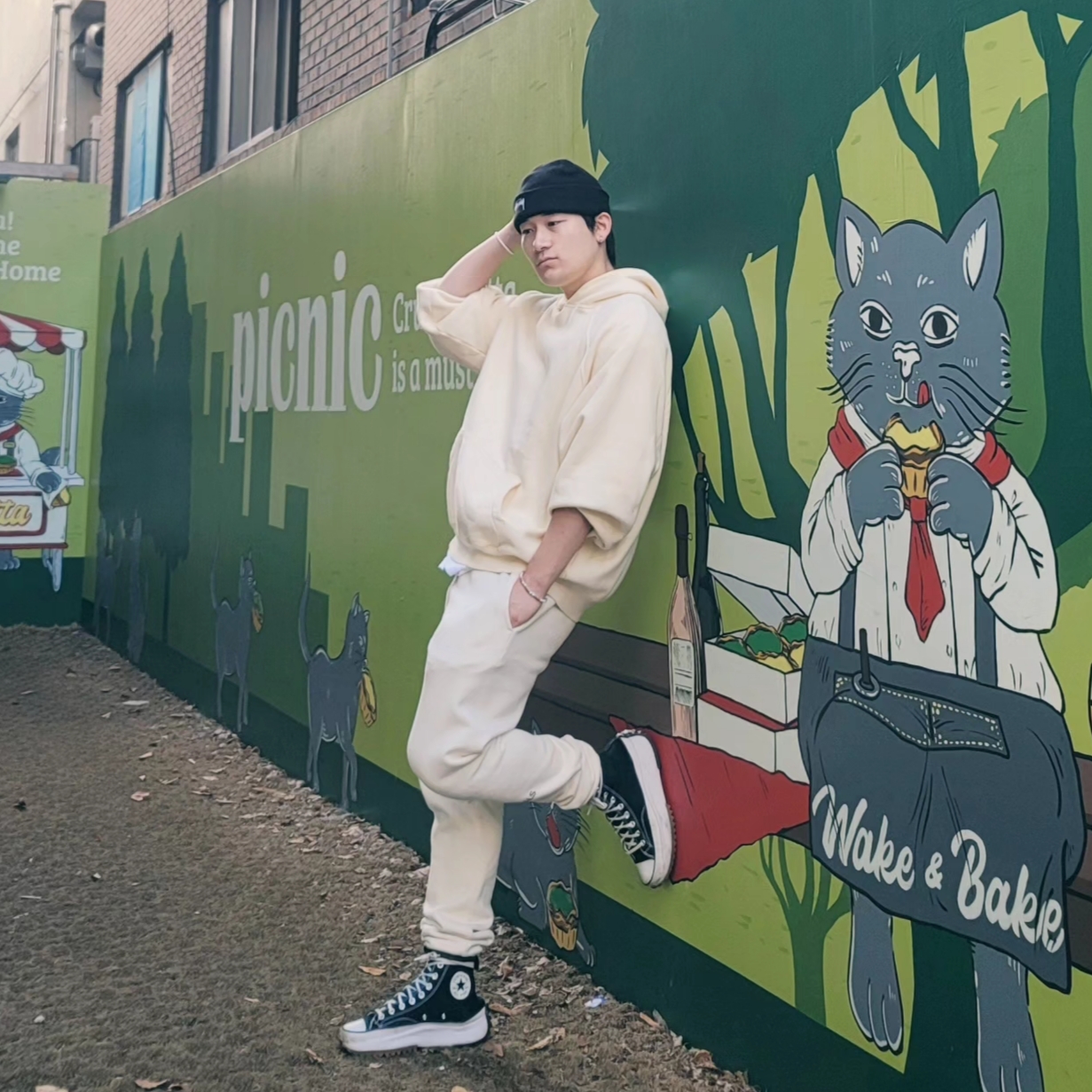 Converse Run Star Hike Hi Black White Gum, Essentials Sweatpants Cream - 21SS 착용 스타일