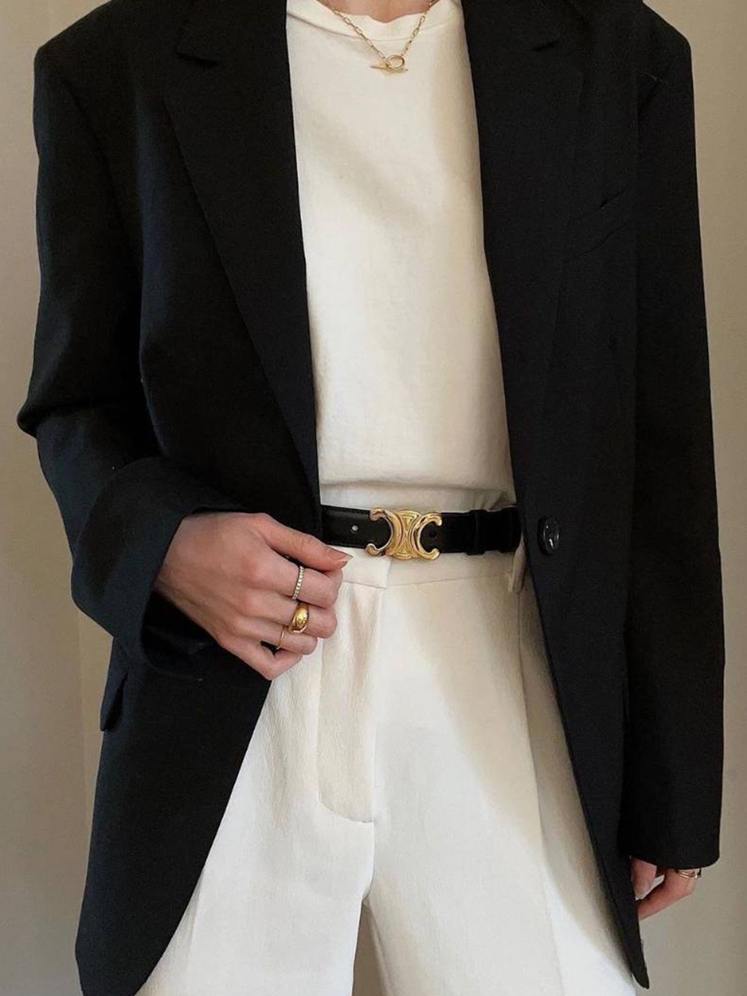 (W) Celine Medium Triomphe Belt in Taurillon Leather Black 착용 스타일 - 4