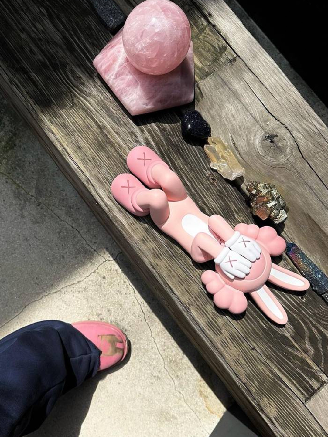 Kaws Holiday Indonesia Vinyl Figure Pink, Nike Air Force 1 '07 Low White 착용 스타일 - 3