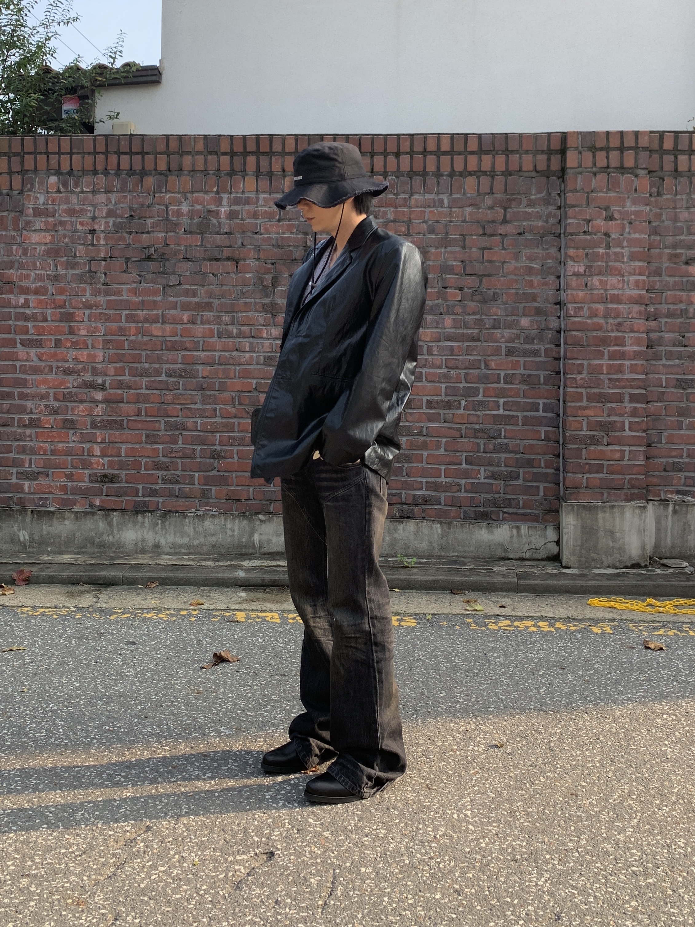 Our Legacy Cuban Boot Black, Jacquemus Le Bob Artichaut Bucket Hat Black 착용 스타일 - 5