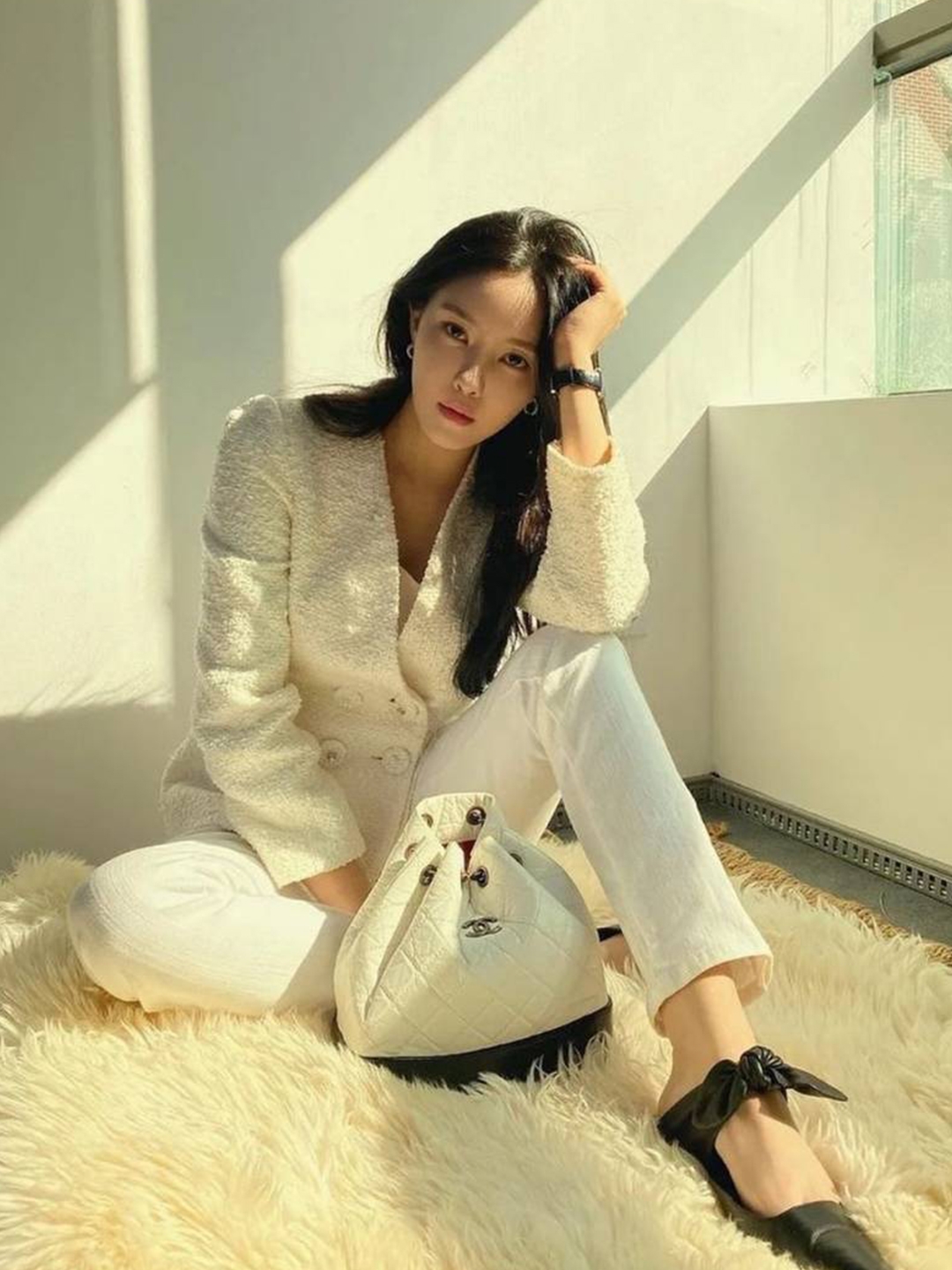 Chanel Small Gabrielle Backpack Aged Calfskin & Gold Silver White Black, Chanel Small Gabrielle Backpack Aged Calfskin & Gold Silver Beige Black 착용 스타일 - 7