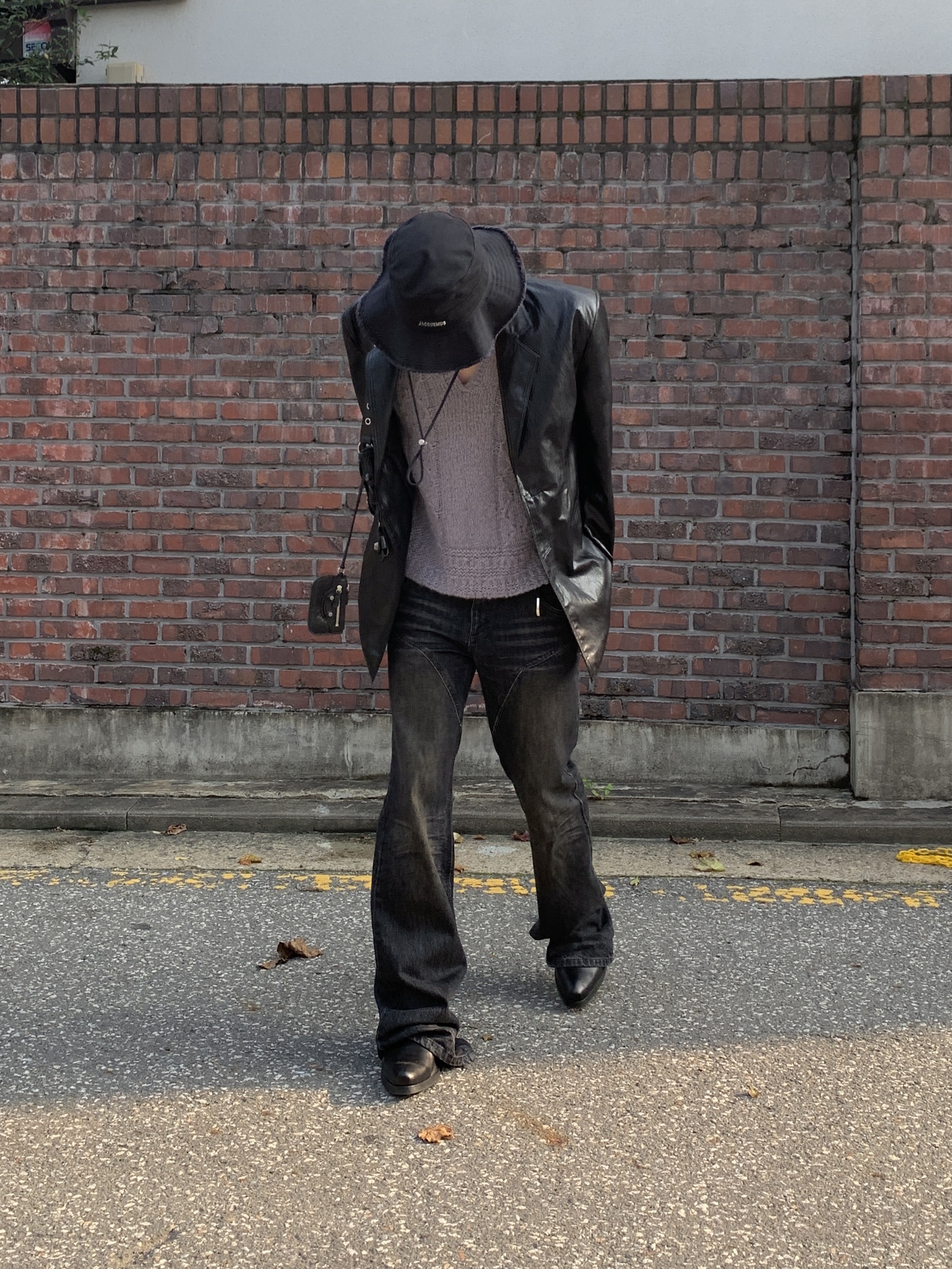 Our Legacy Cuban Boot Black, Jacquemus Le Bob Artichaut Bucket Hat Black 착용 스타일 - 4