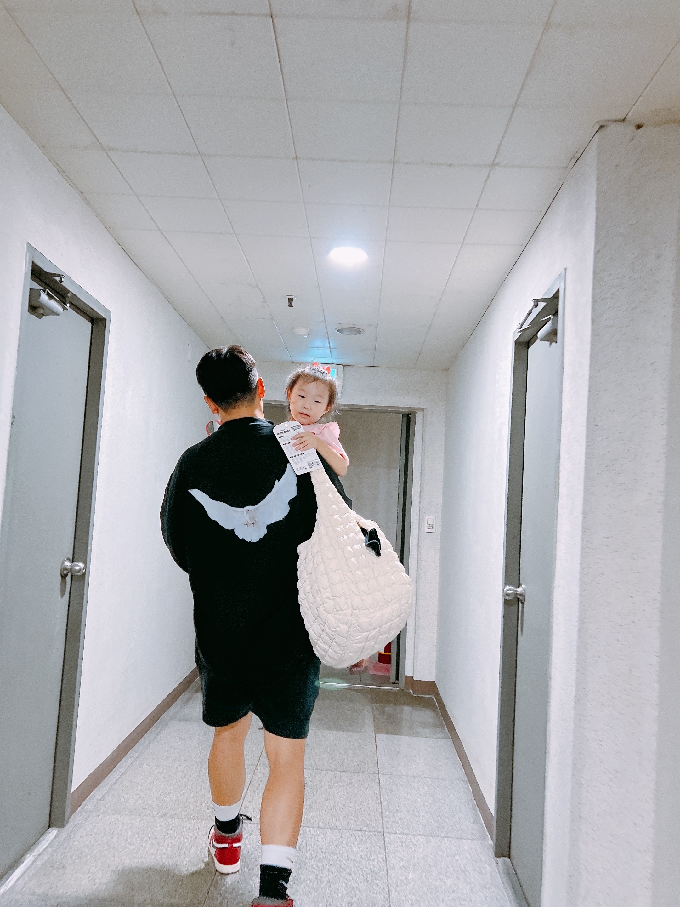 COS Quilted Oversized Shoulder Bag Off White Light Beige, Yeezy Gap Engineered By Balenciaga Dove 3/4 Sleeve T-Shirt Black 착용 스타일 - 2